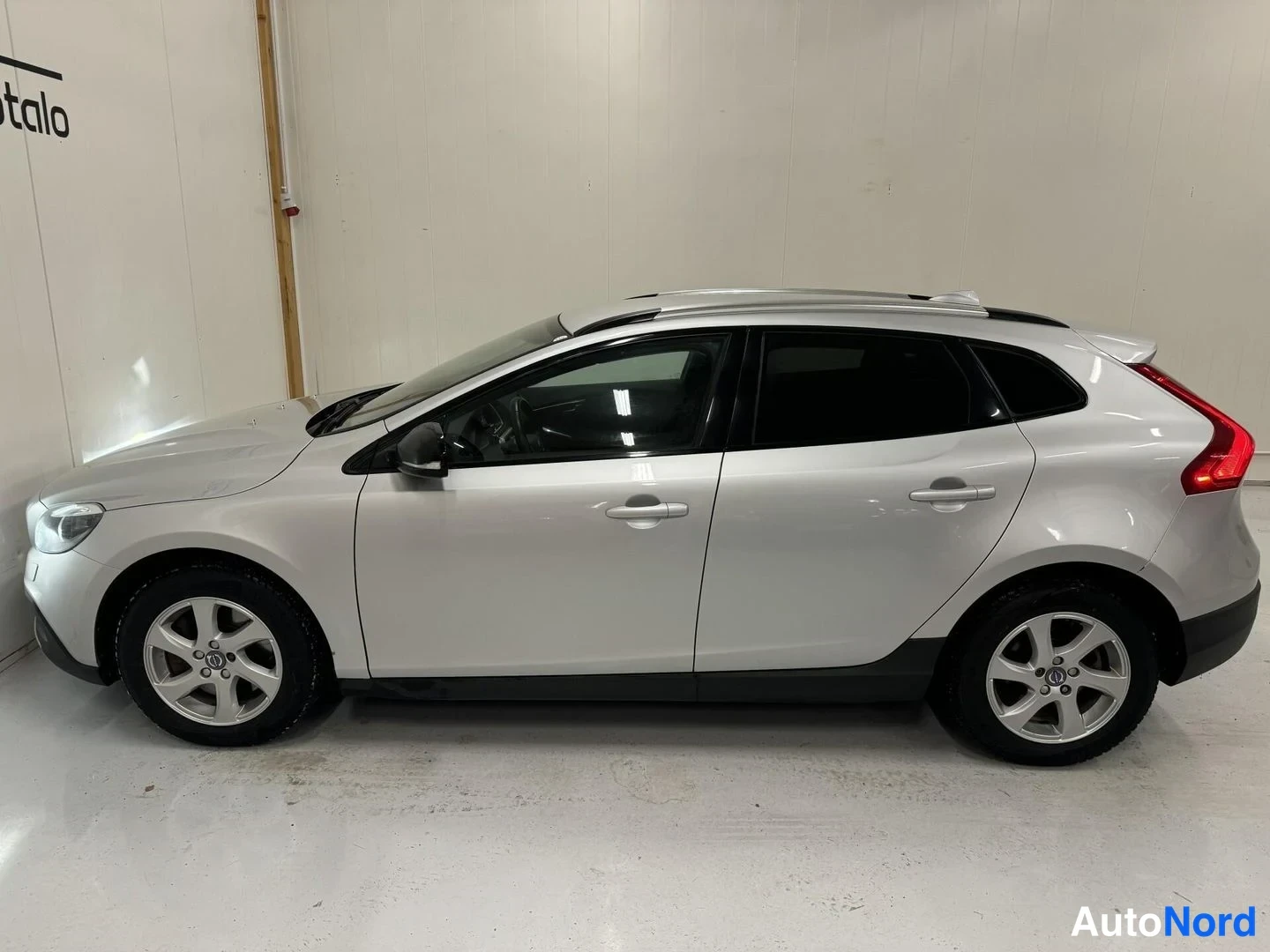 Harmaa Volvo V40 Cross Country 2016, etuviisto, keula vasemmalle, kuva 2