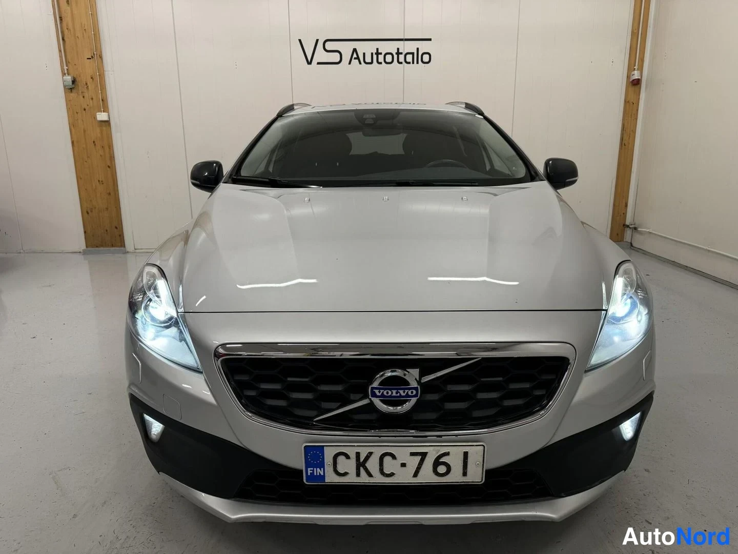 Harmaa Volvo V40 Cross Country 2016, edestä, kuva 3