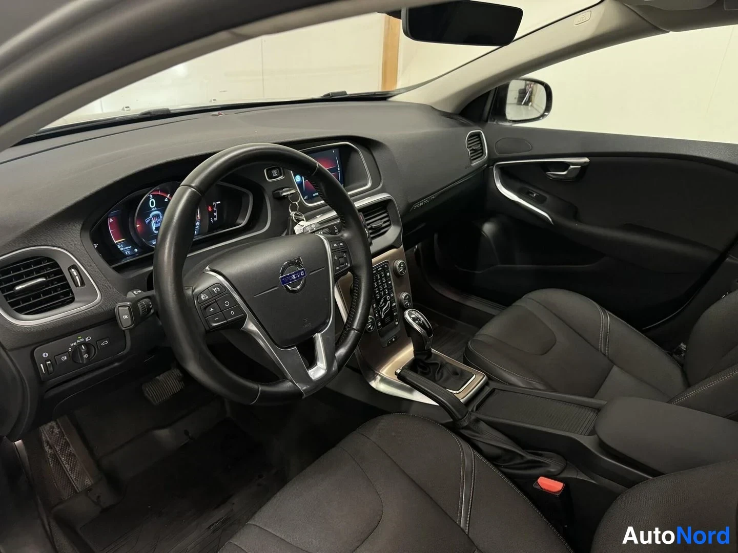Harmaa Volvo V40 Cross Country 2016, ohjaamo, kuva 7