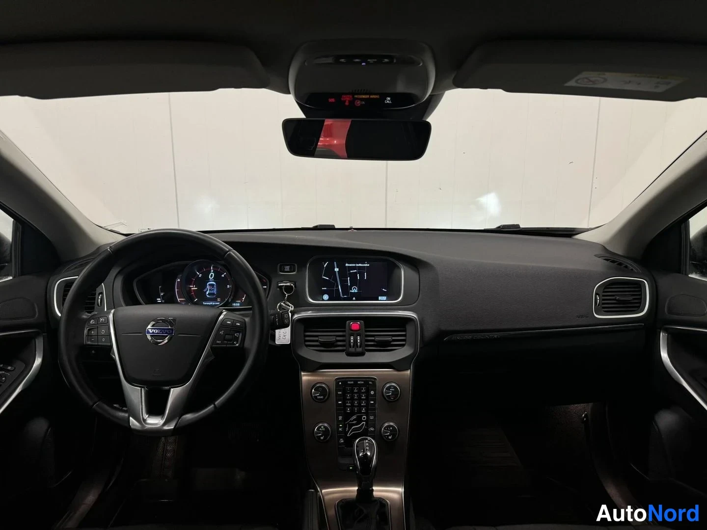 Harmaa Volvo V40 Cross Country 2016, ohjaamo, kuva 9
