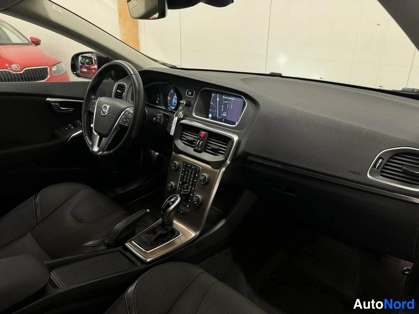 Harmaa Volvo V40 Cross Country 2016, ohjaamo, kuva 8