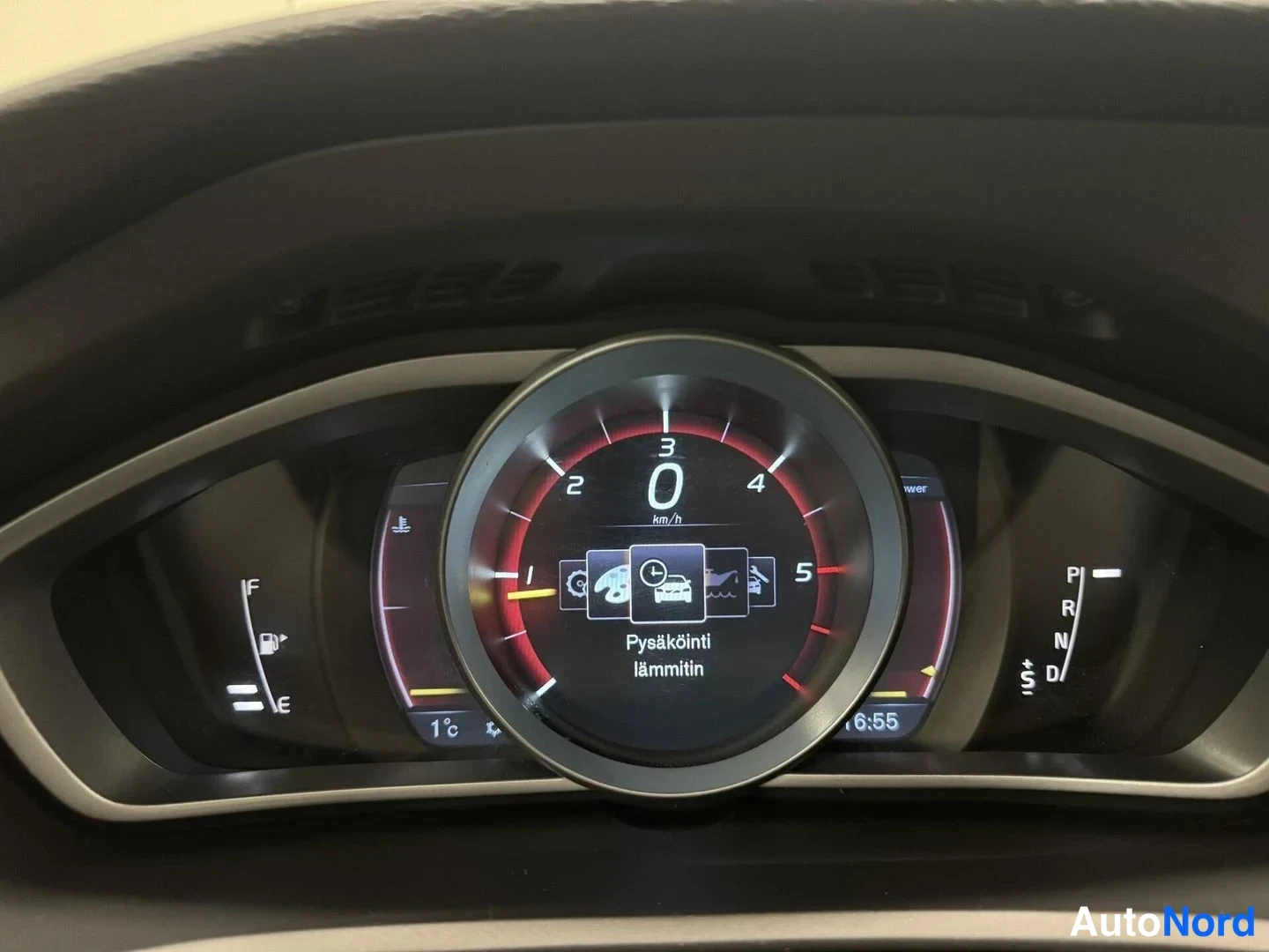 Harmaa Volvo V40 Cross Country 2016, yksityiskohta, kuva 11