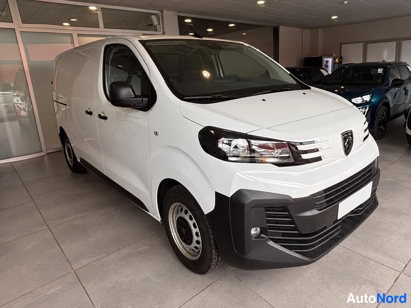 Valkoinen Peugeot E-Expert 2025, etuviisto, keula oikealle, kuva 3