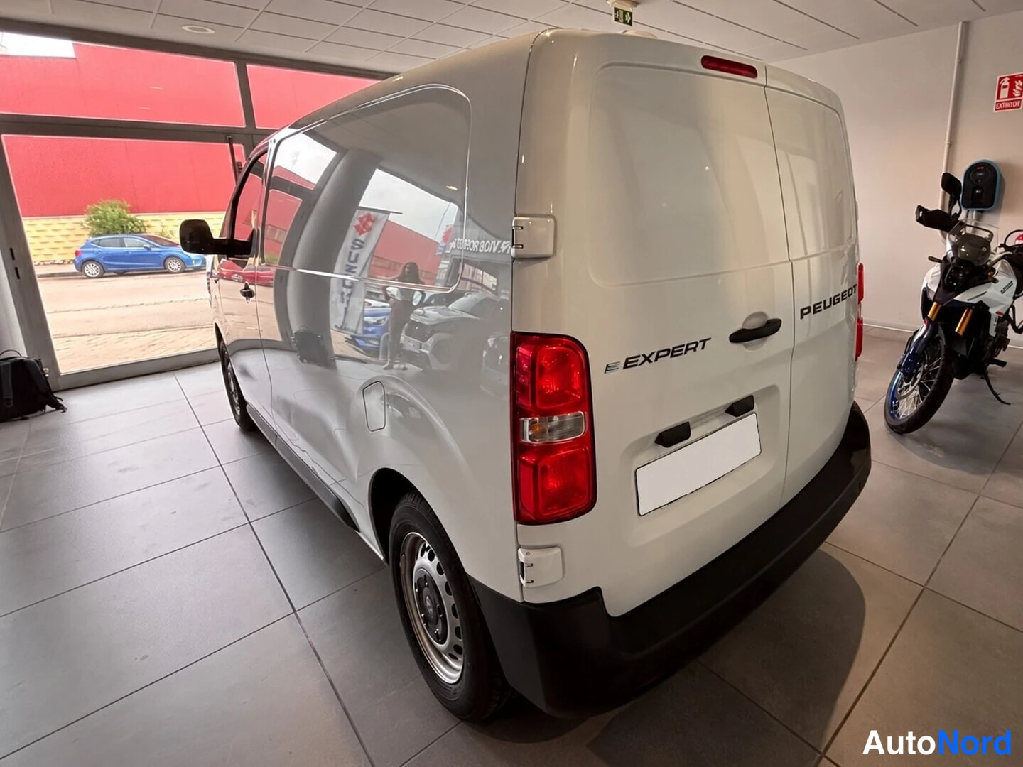 Valkoinen Peugeot E-Expert 2025, takaviisto, kuva 4