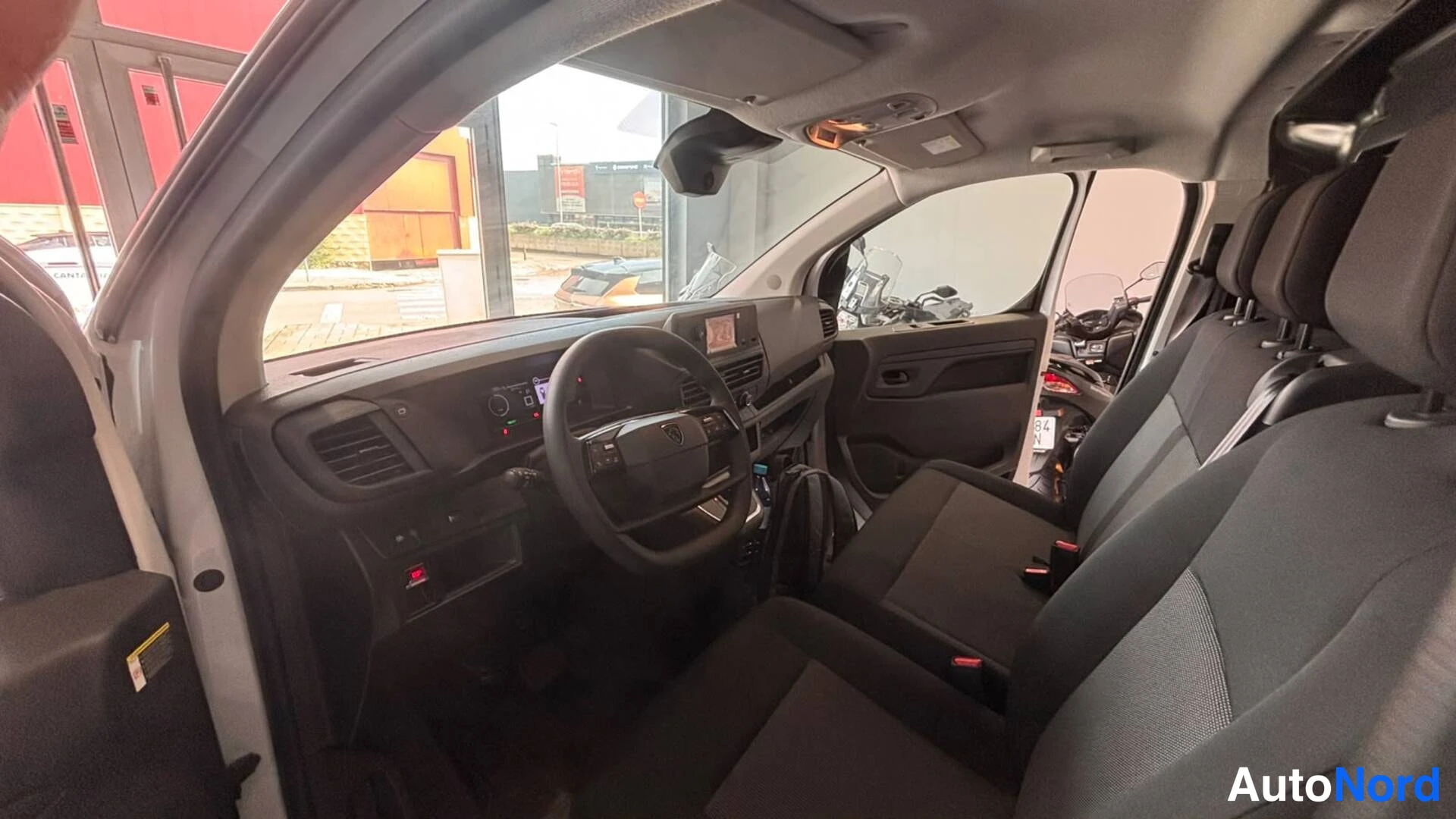 Valkoinen Peugeot E-Expert 2025, ohjaamo, kuva 7