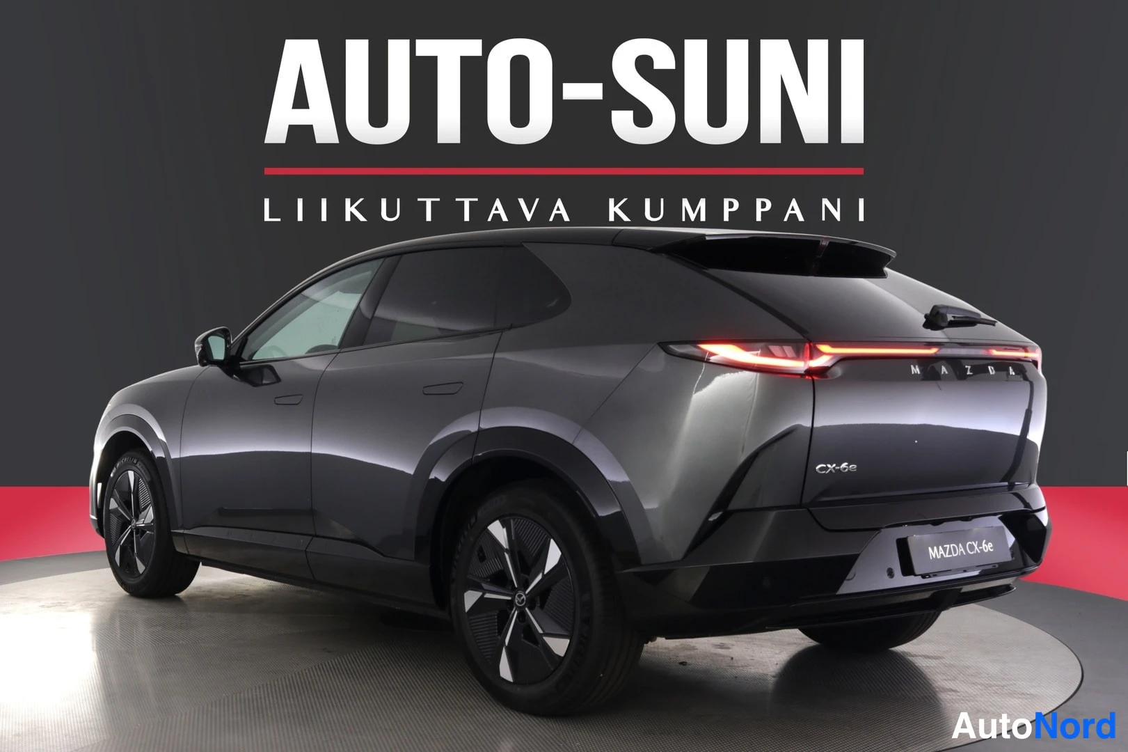 Musta Mazda CX-6e 2026, takaviisto, kuva 6
