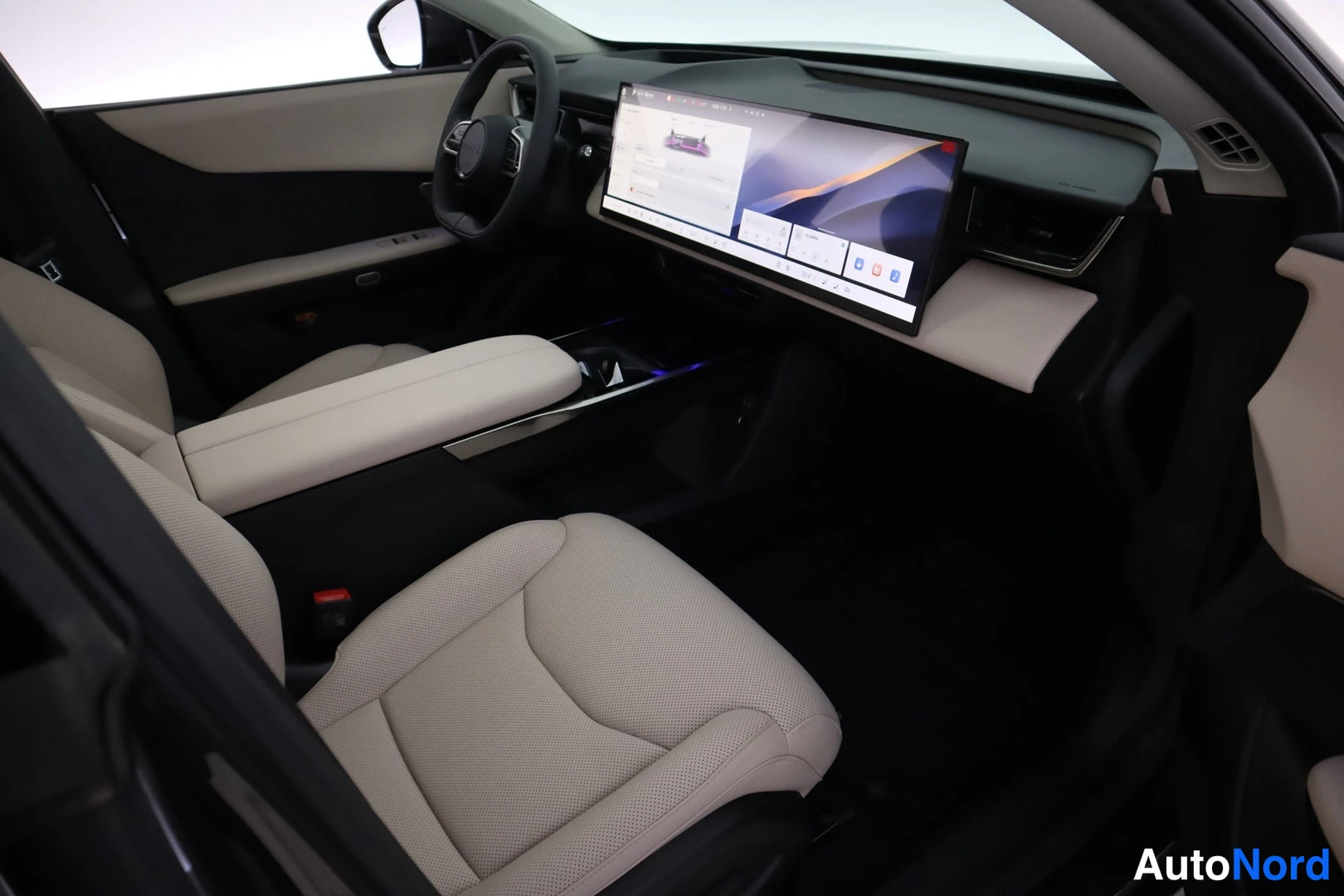 Musta Mazda CX-6e 2026, ohjaamo, kuva 8