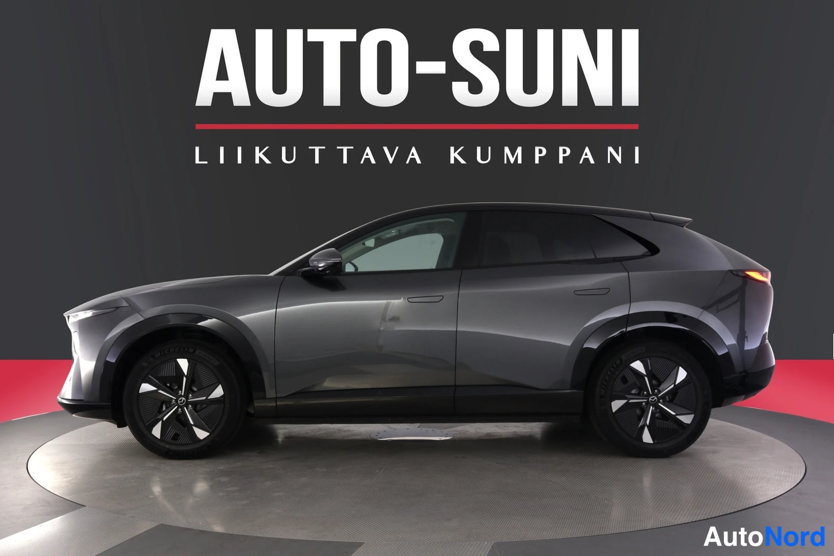 Musta Mazda CX-6e 2026, sivulta, kuva 3