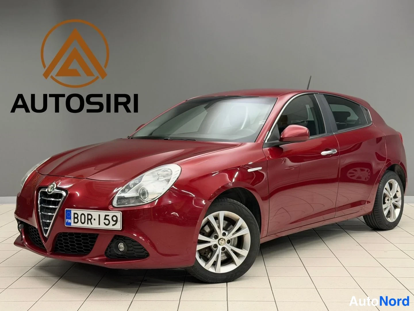 Punainen Alfa Romeo Giulietta 2011, etuviisto, keula vasemmalle, kuva 2