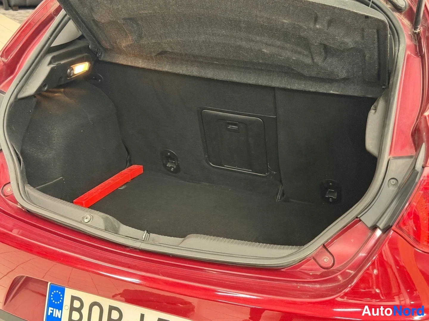 Punainen Alfa Romeo Giulietta 2011, tavaratila, kuva 15