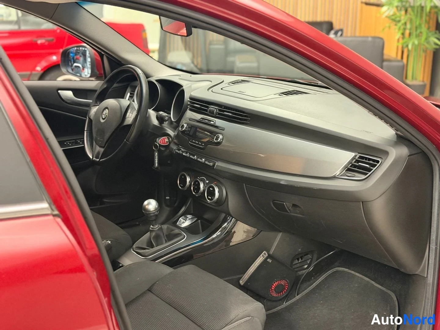 Punainen Alfa Romeo Giulietta 2011, ohjaamo, kuva 8