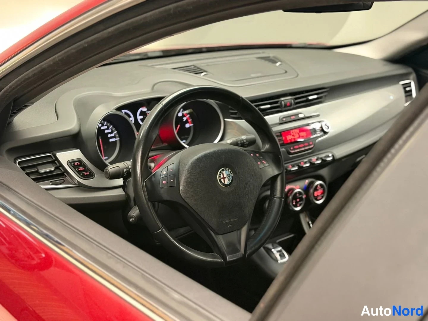 Punainen Alfa Romeo Giulietta 2011, ohjaamo, kuva 9