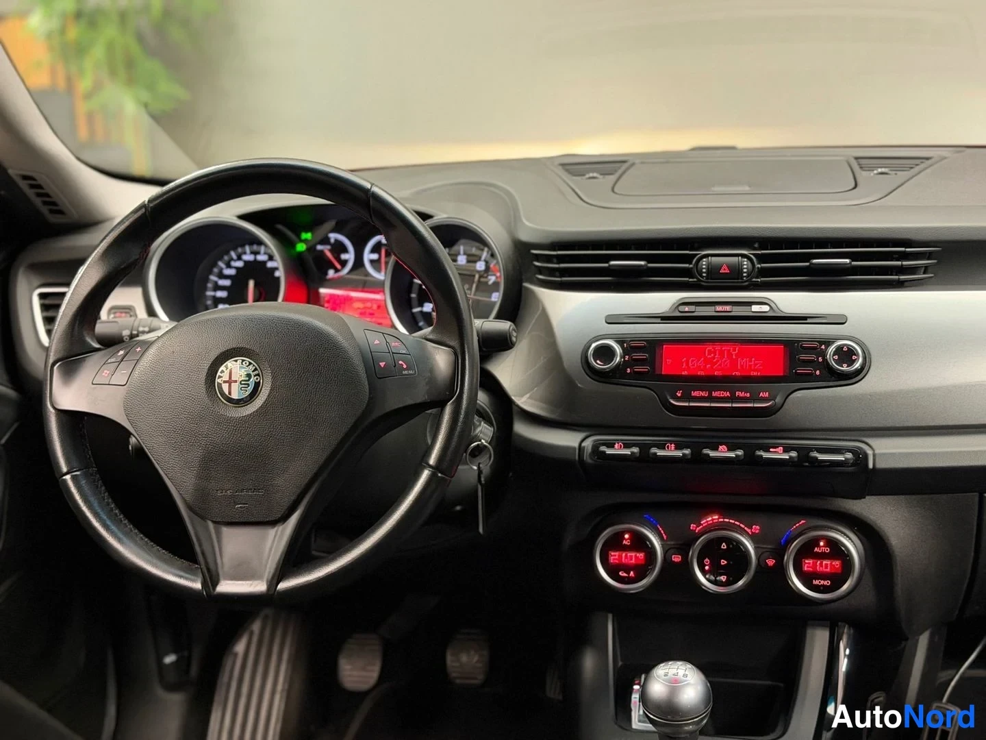 Punainen Alfa Romeo Giulietta 2011, ohjaamo, kuva 10