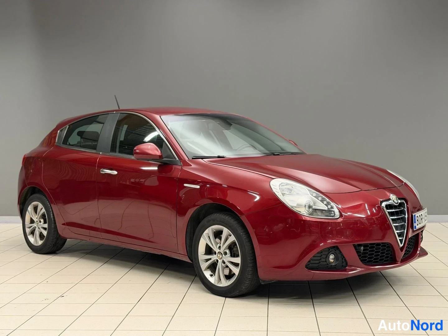 Punainen Alfa Romeo Giulietta 2011, etuviisto, keula oikealle, kuva 3