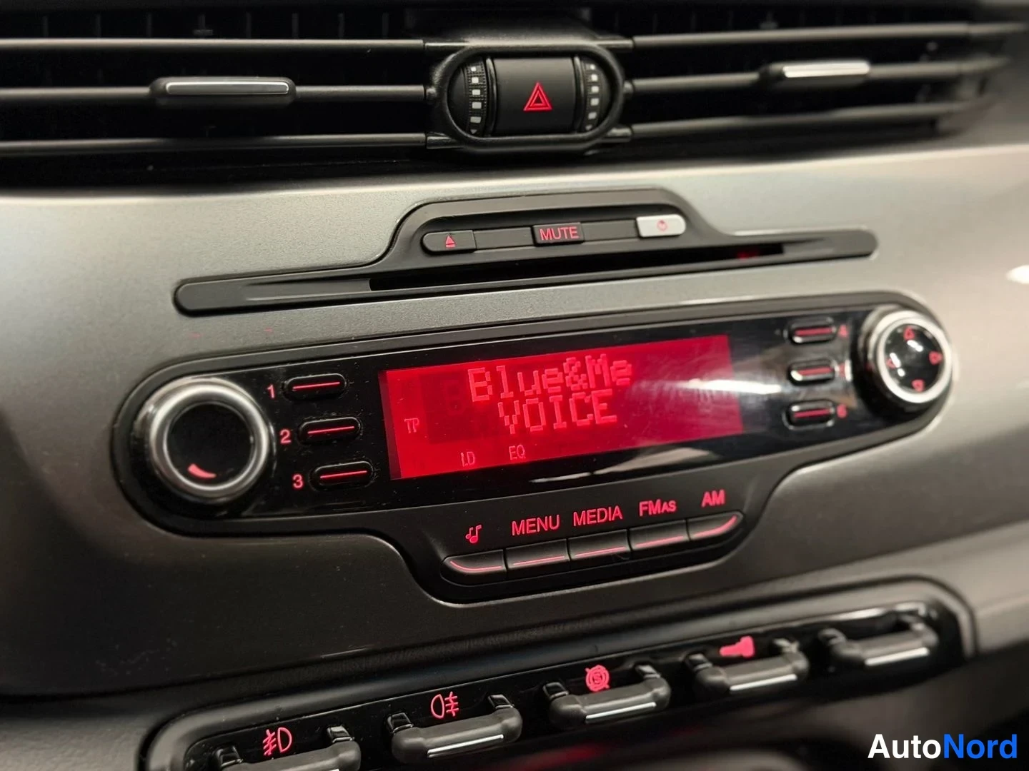 Punainen Alfa Romeo Giulietta 2011, yksityiskohta, kuva 21