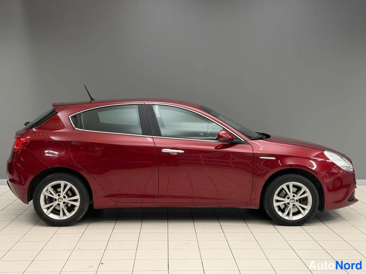 Punainen Alfa Romeo Giulietta 2011, sivulta, kuva 5