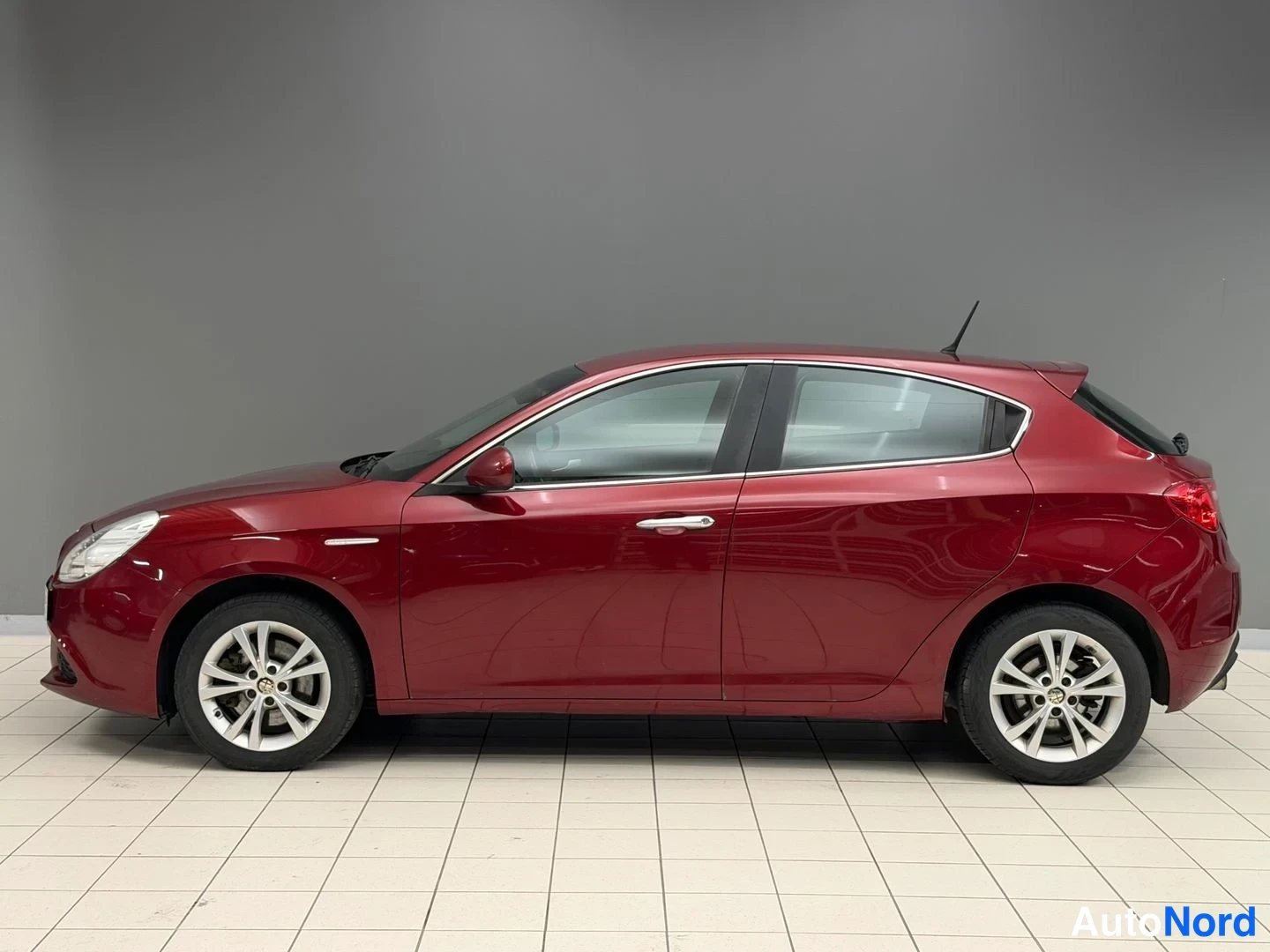 Punainen Alfa Romeo Giulietta 2011, sivulta, kuva 4