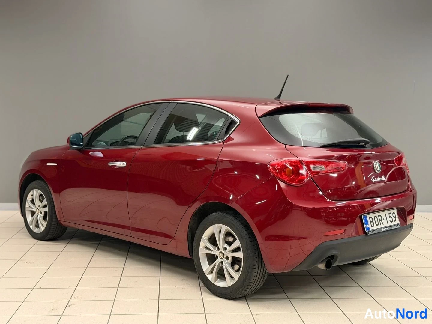 Punainen Alfa Romeo Giulietta 2011, takaviisto, kuva 6