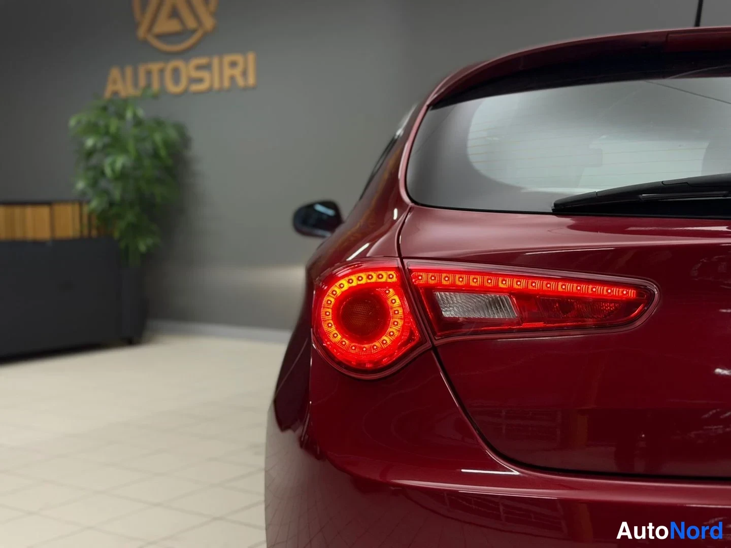 Punainen Alfa Romeo Giulietta 2011, yksityiskohta, kuva 23