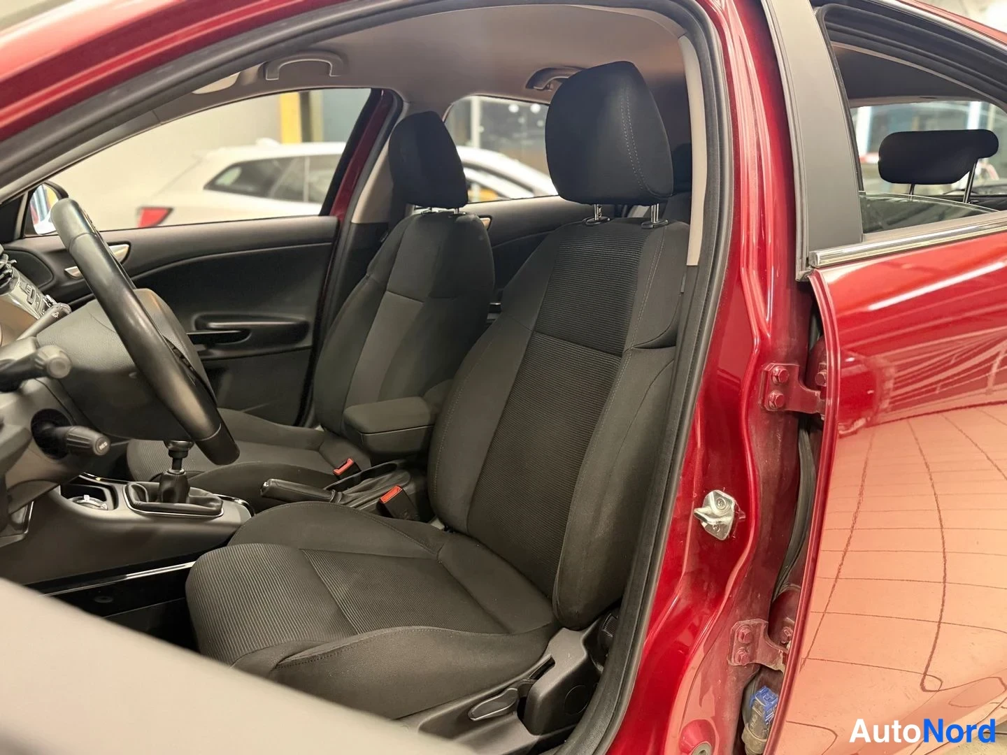 Punainen Alfa Romeo Giulietta 2011, etuistuimet, kuva 12
