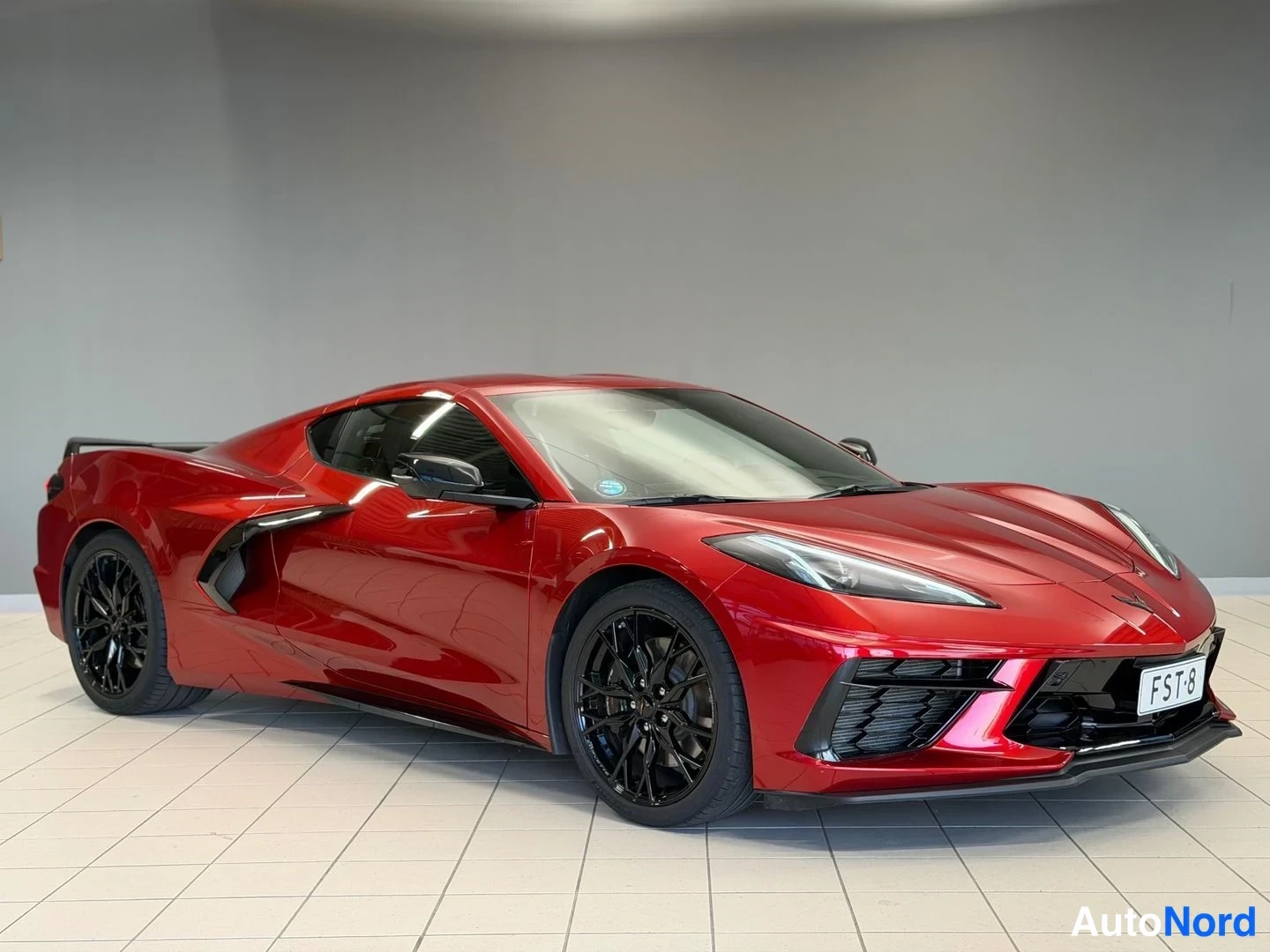Punainen Chevrolet Corvette 2023, sivulta, kuva 4