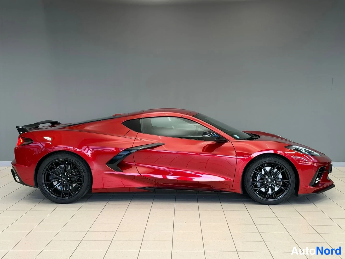Punainen Chevrolet Corvette 2023, sivulta, kuva 5