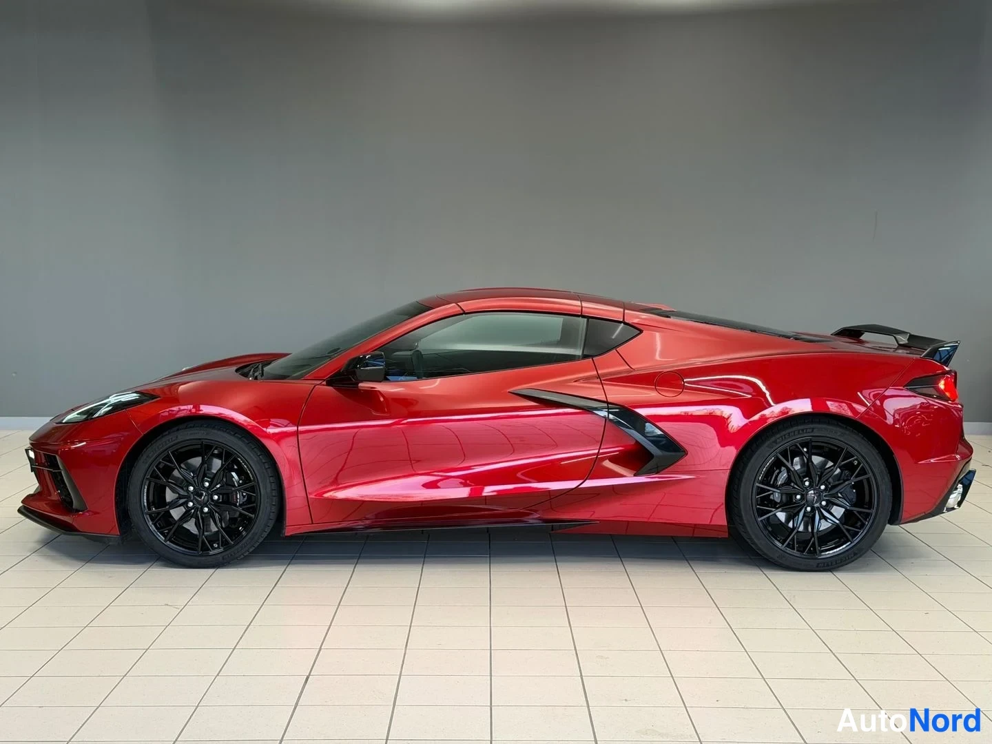 Punainen Chevrolet Corvette 2023, etuviisto, keula vasemmalle, kuva 3