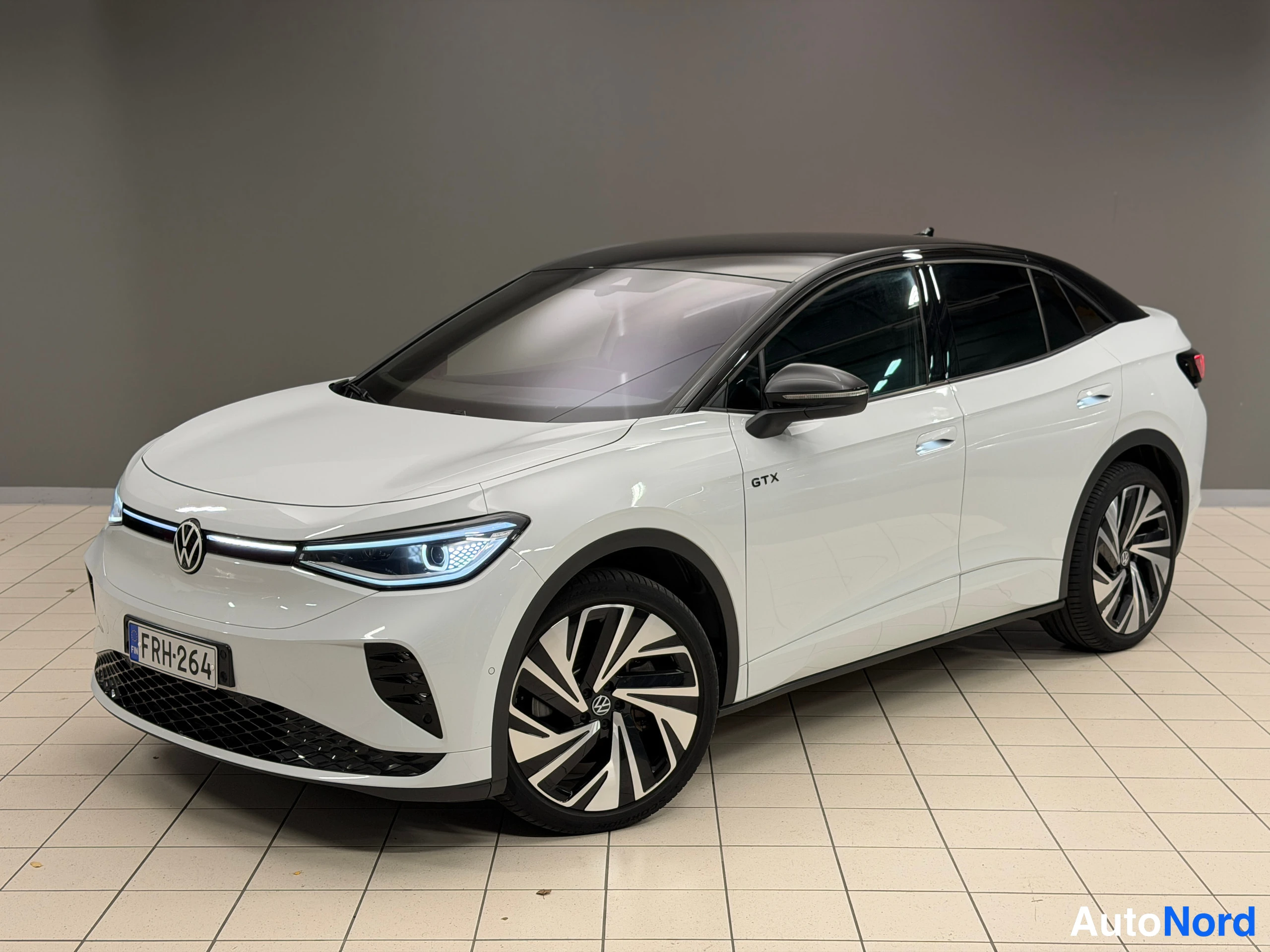 Valkoinen Volkswagen ID.5 2023, etuviisto, keula vasemmalle, kuva 2