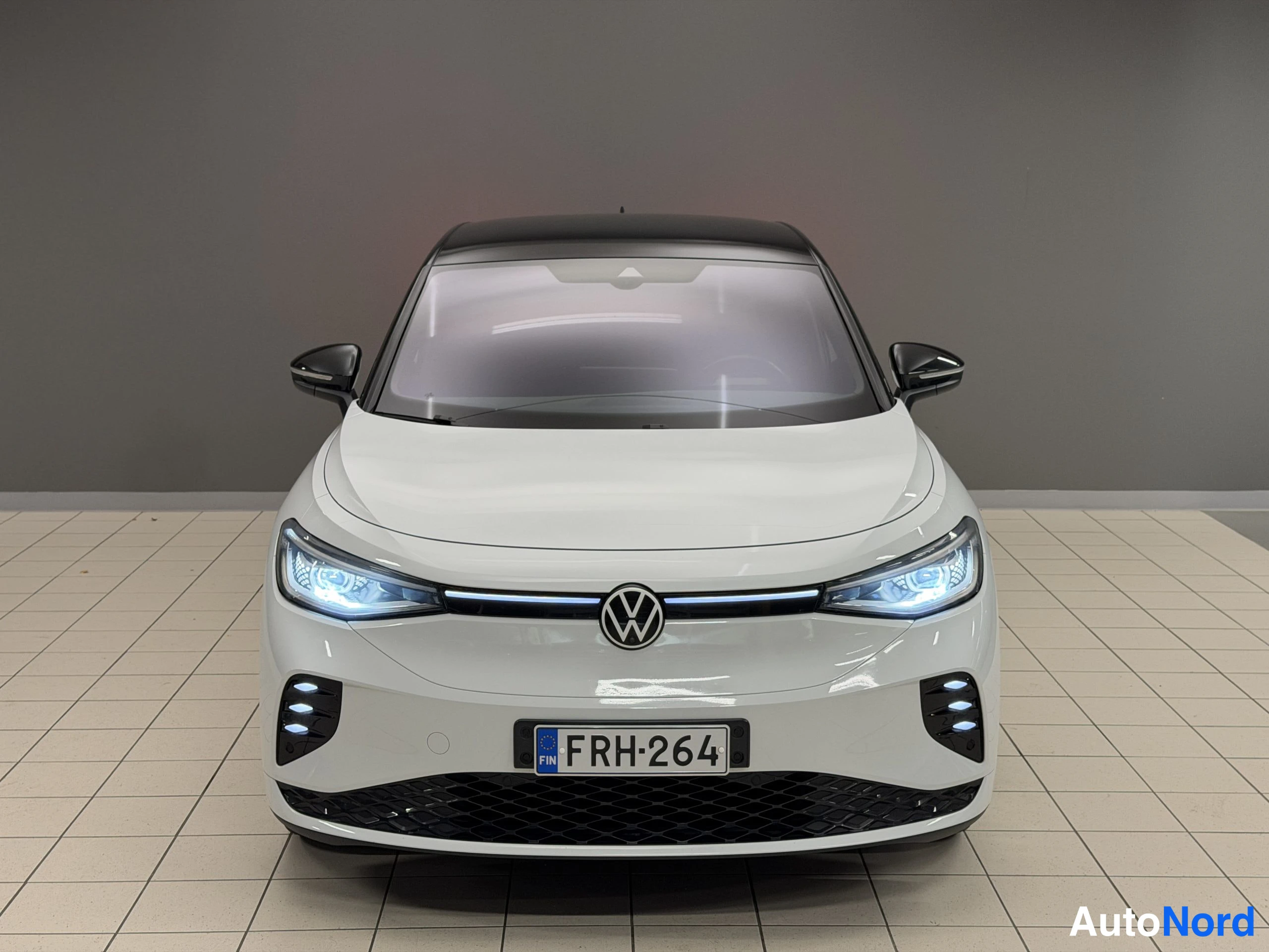 Valkoinen Volkswagen ID.5 2023, edestä, kuva 10