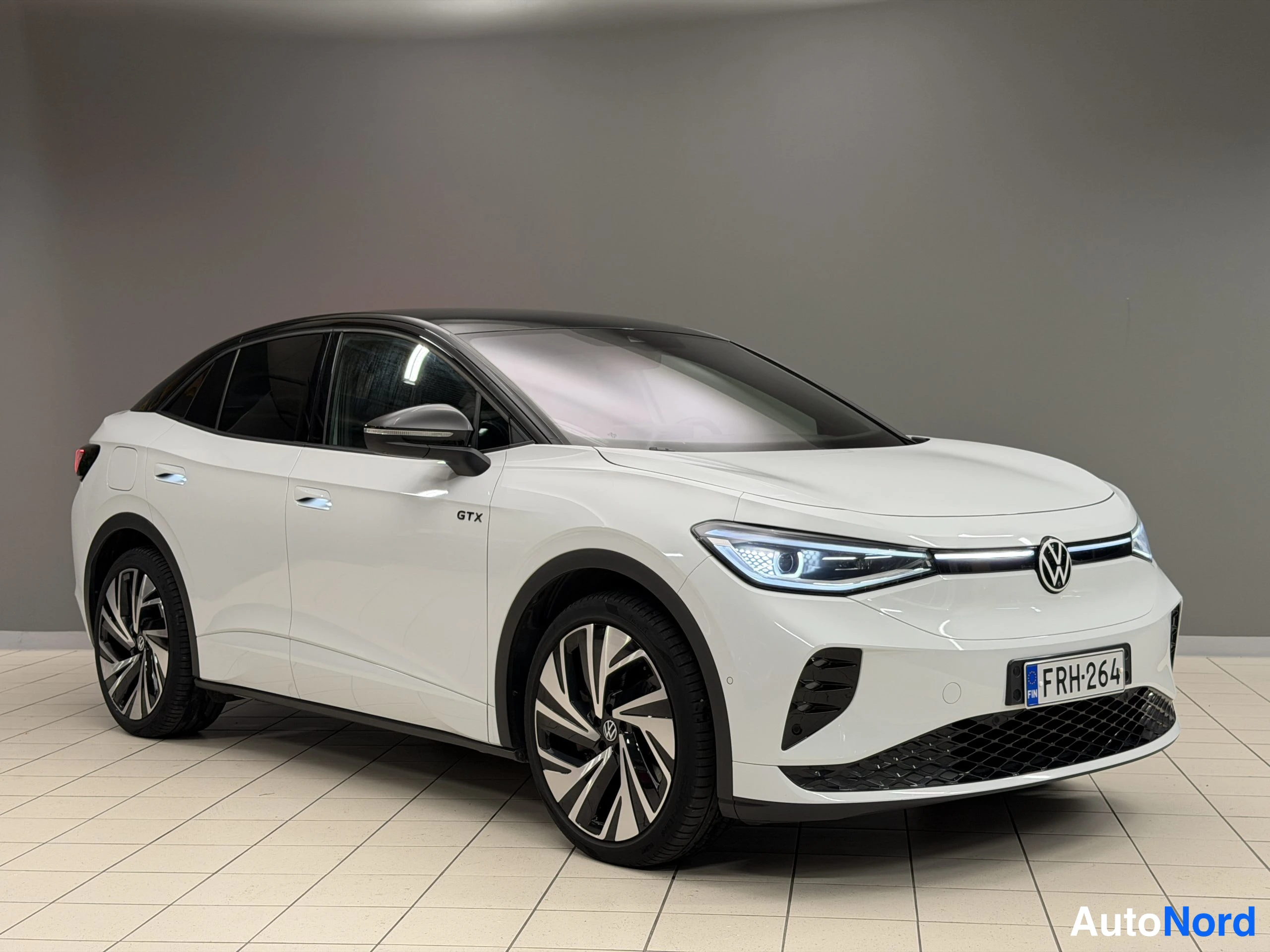 Valkoinen Volkswagen ID.5 2023, etuviisto, keula oikealle, kuva 8