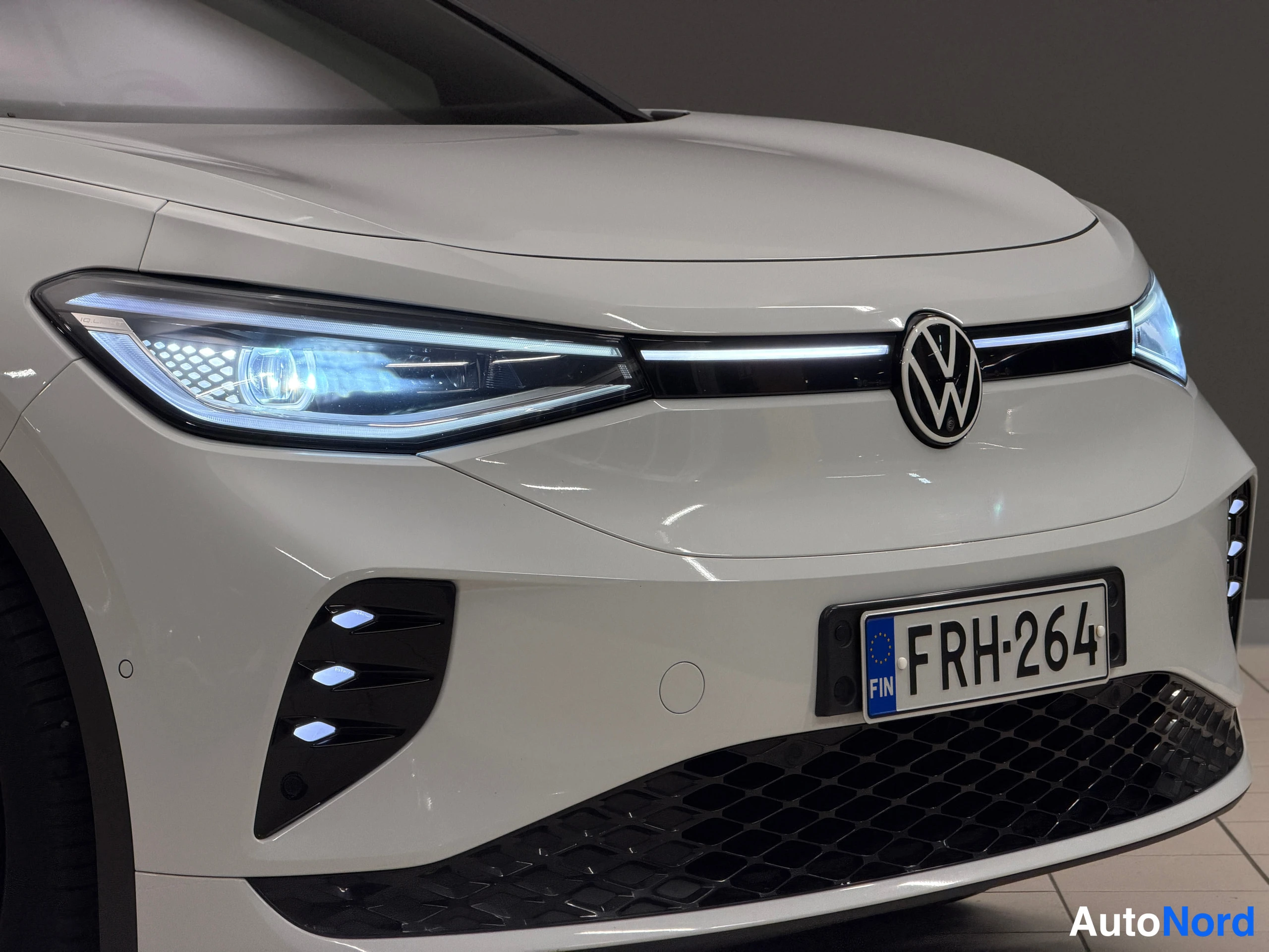 Valkoinen Volkswagen ID.5 2023, edestä, kuva 11