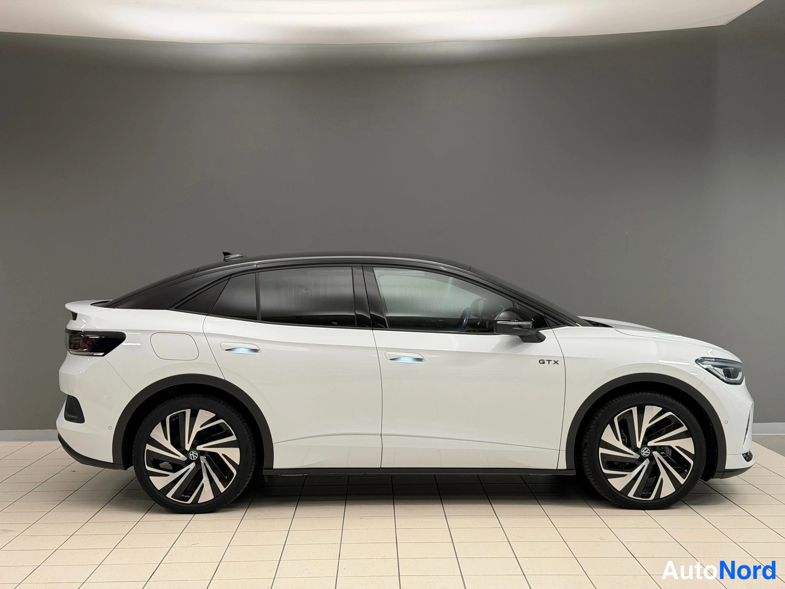 Valkoinen Volkswagen ID.5 2023, sivulta, kuva 14