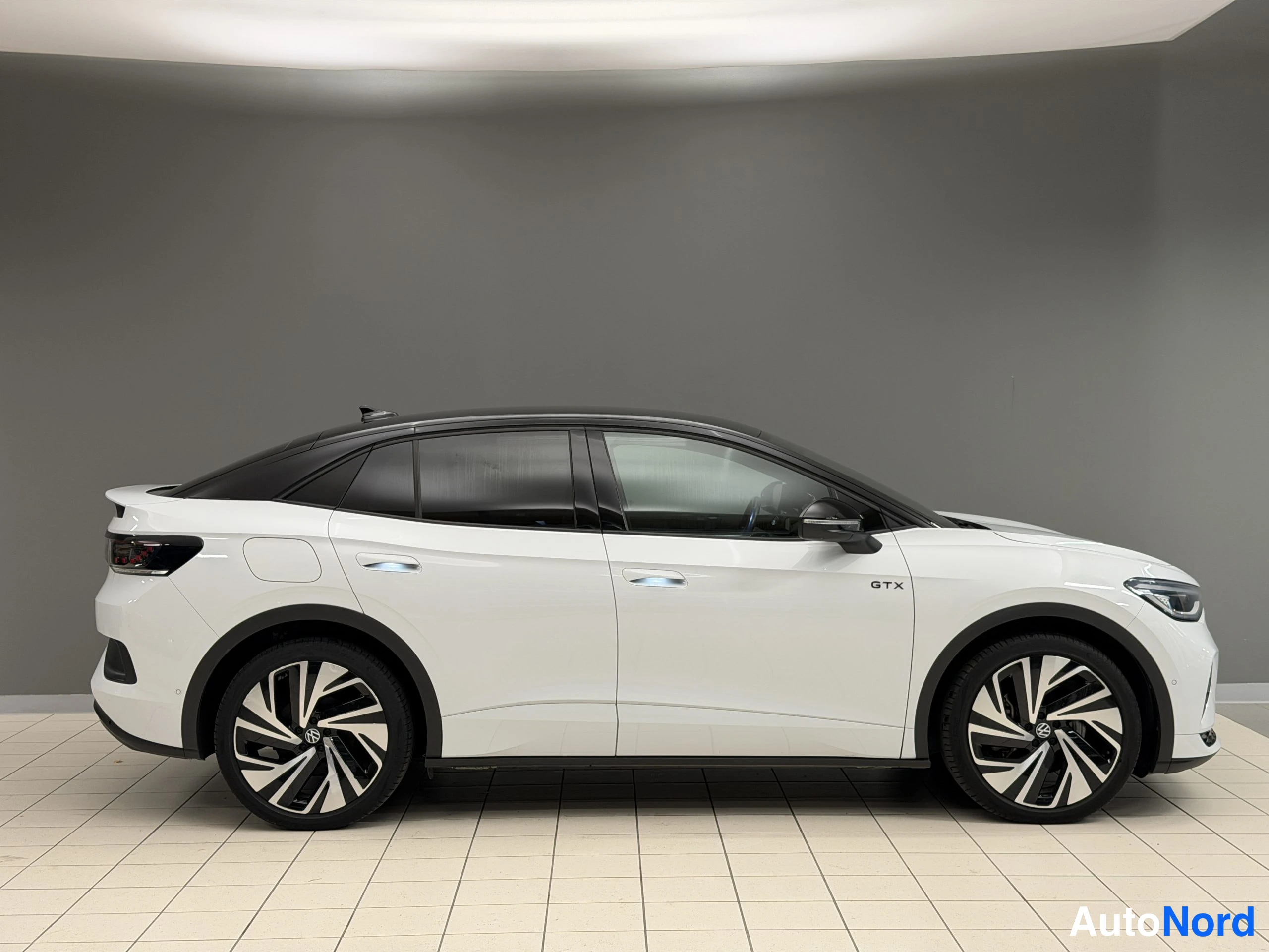 Valkoinen Volkswagen ID.5 2023, sivulta, kuva 15