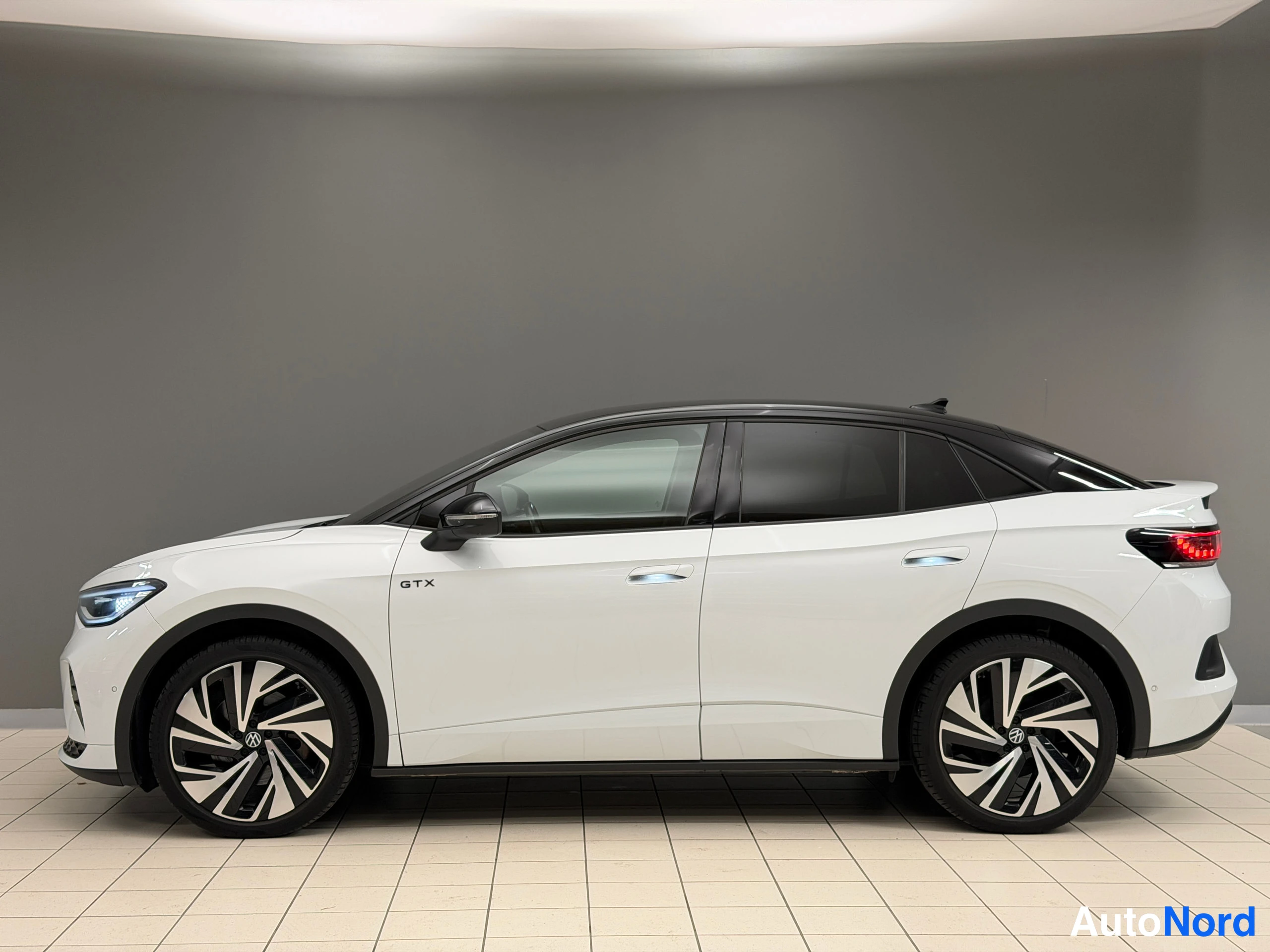 Valkoinen Volkswagen ID.5 2023, etuviisto, keula vasemmalle, kuva 4