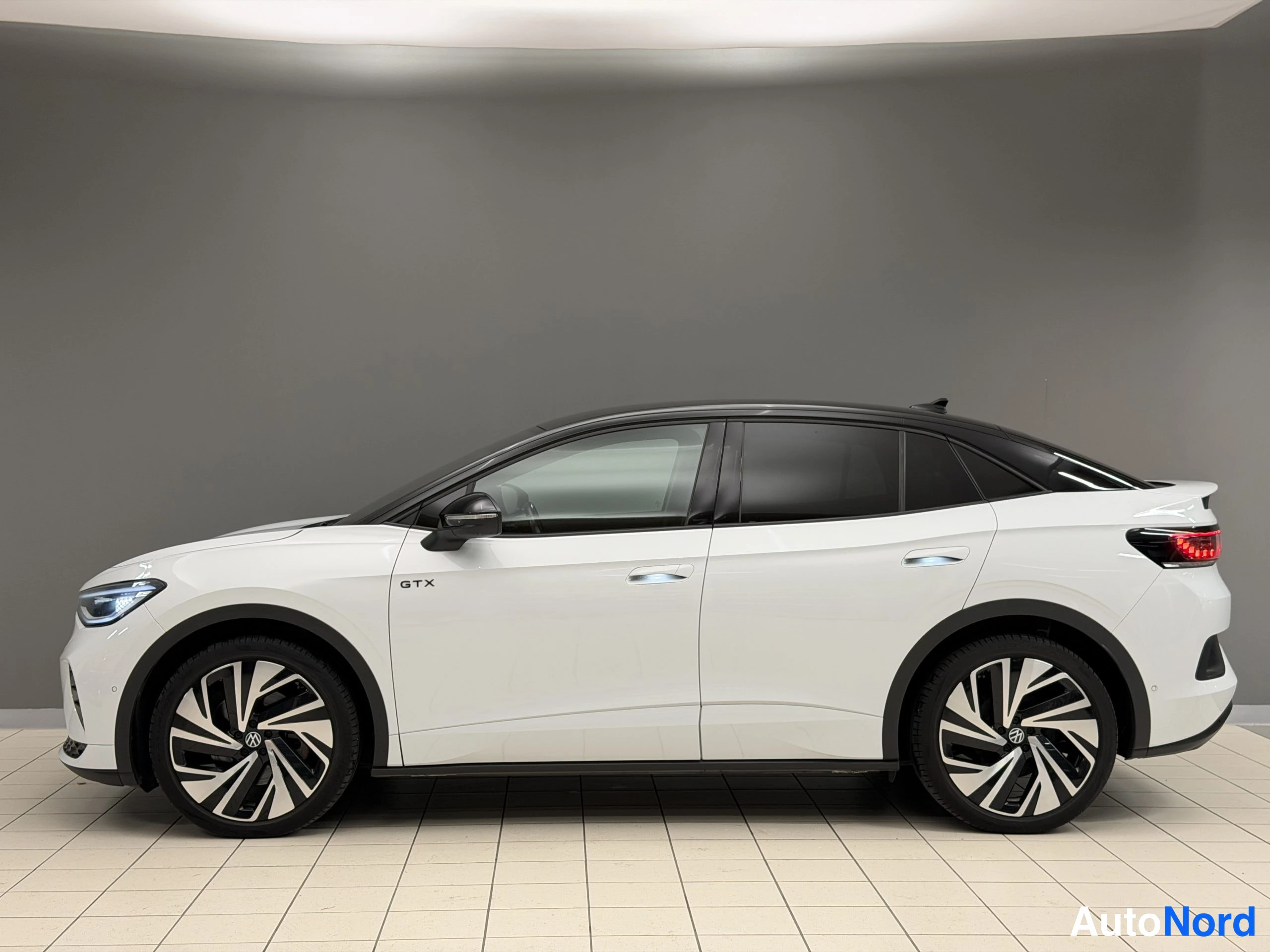 Valkoinen Volkswagen ID.5 2023, etuviisto, keula vasemmalle, kuva 5