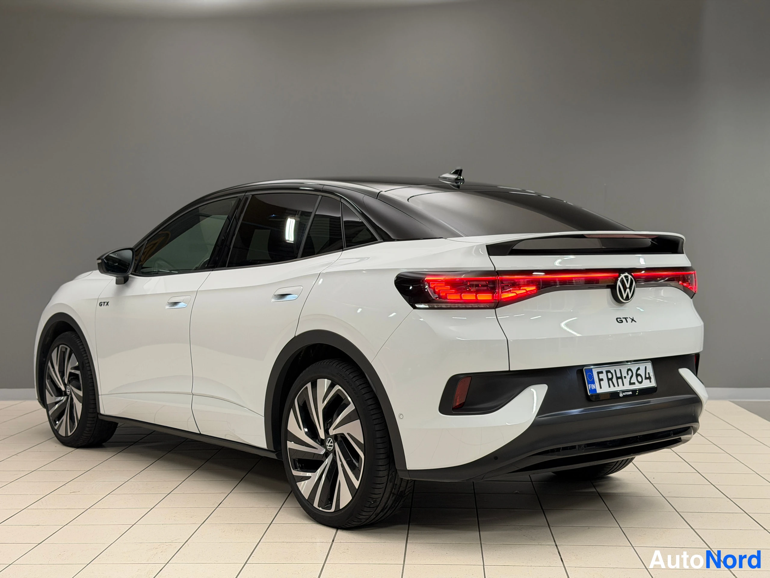 Valkoinen Volkswagen ID.5 2023, takaviisto, kuva 16