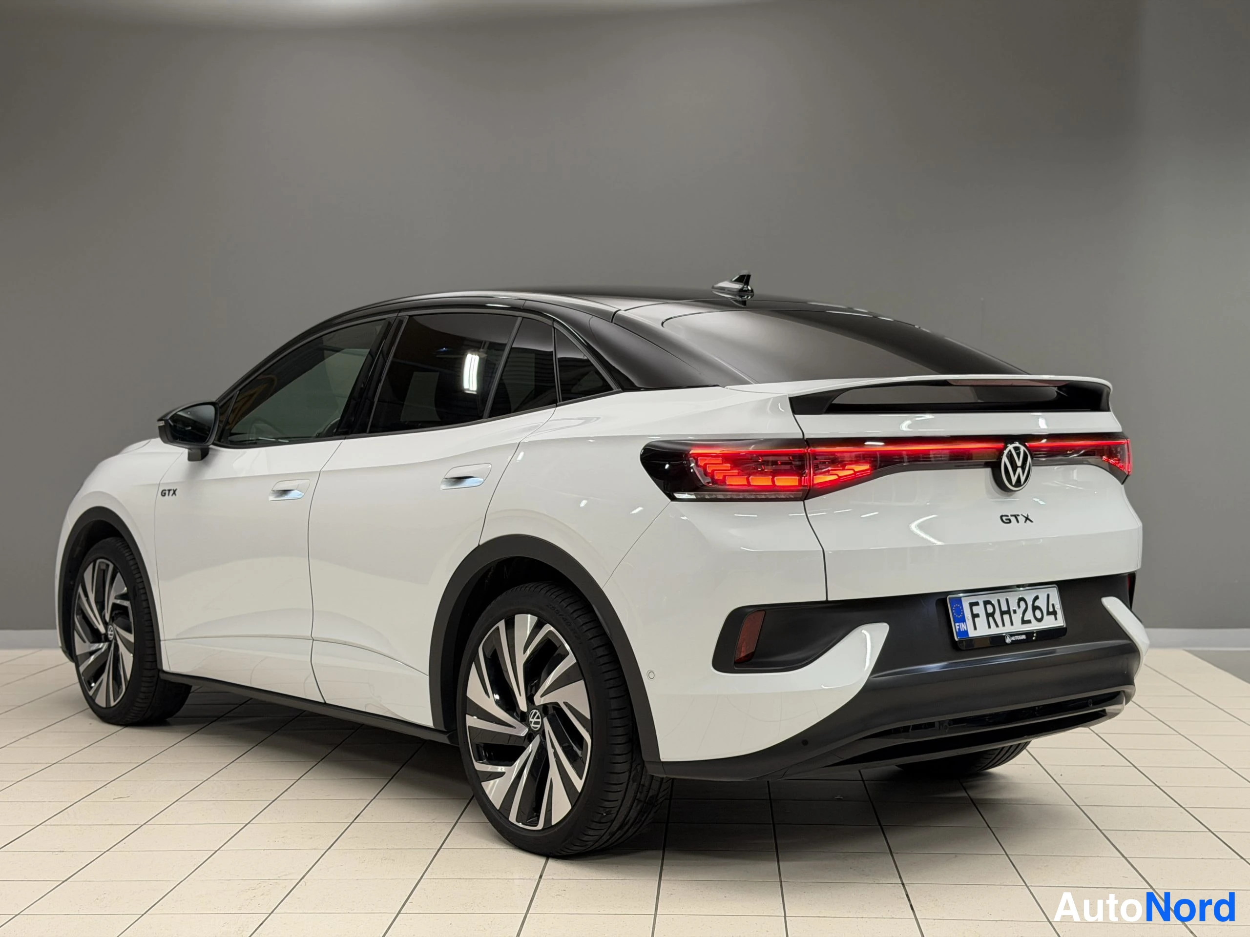 Valkoinen Volkswagen ID.5 2023, takaviisto, kuva 17
