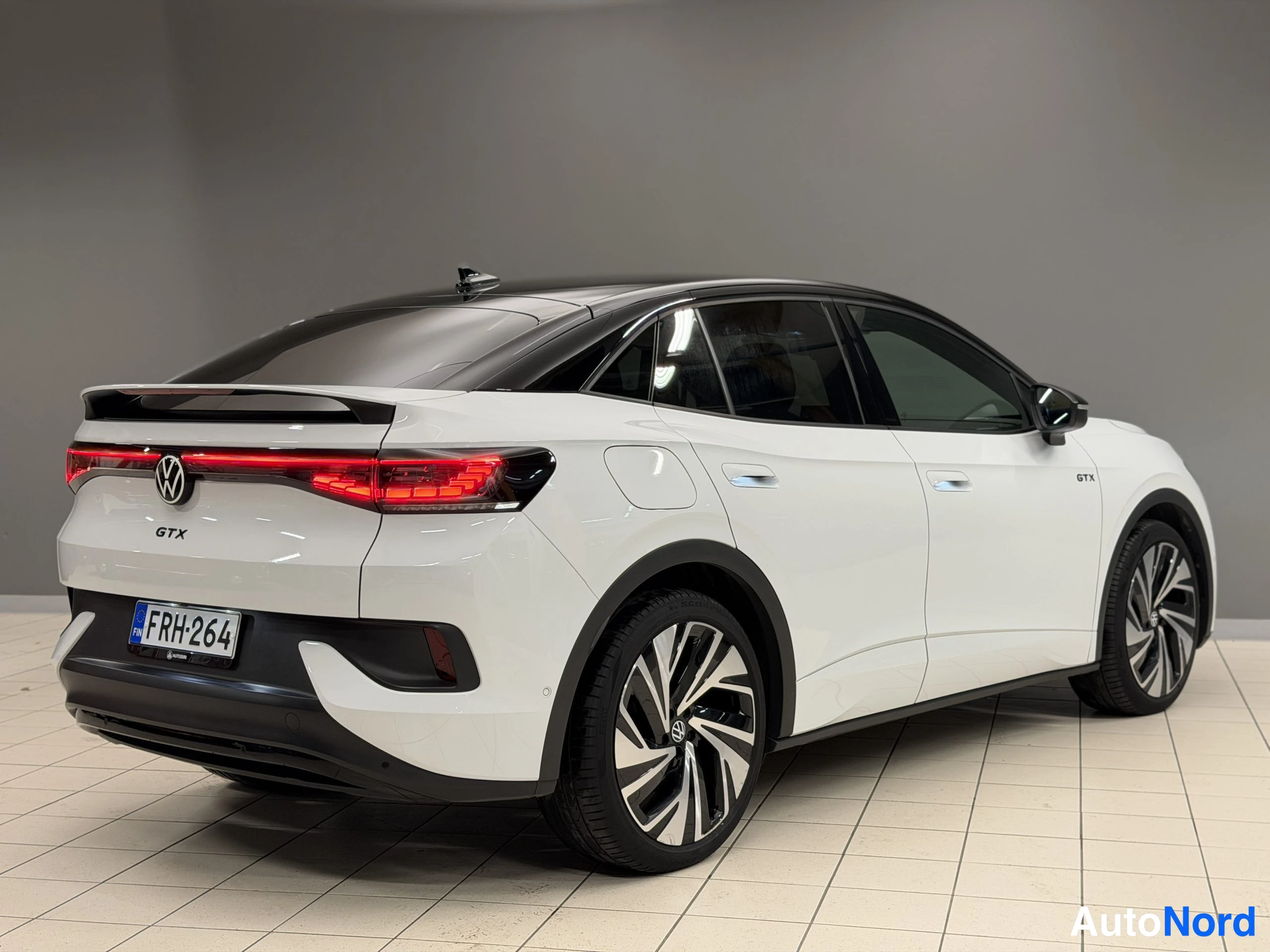 Valkoinen Volkswagen ID.5 2023, takaviisto, kuva 19
