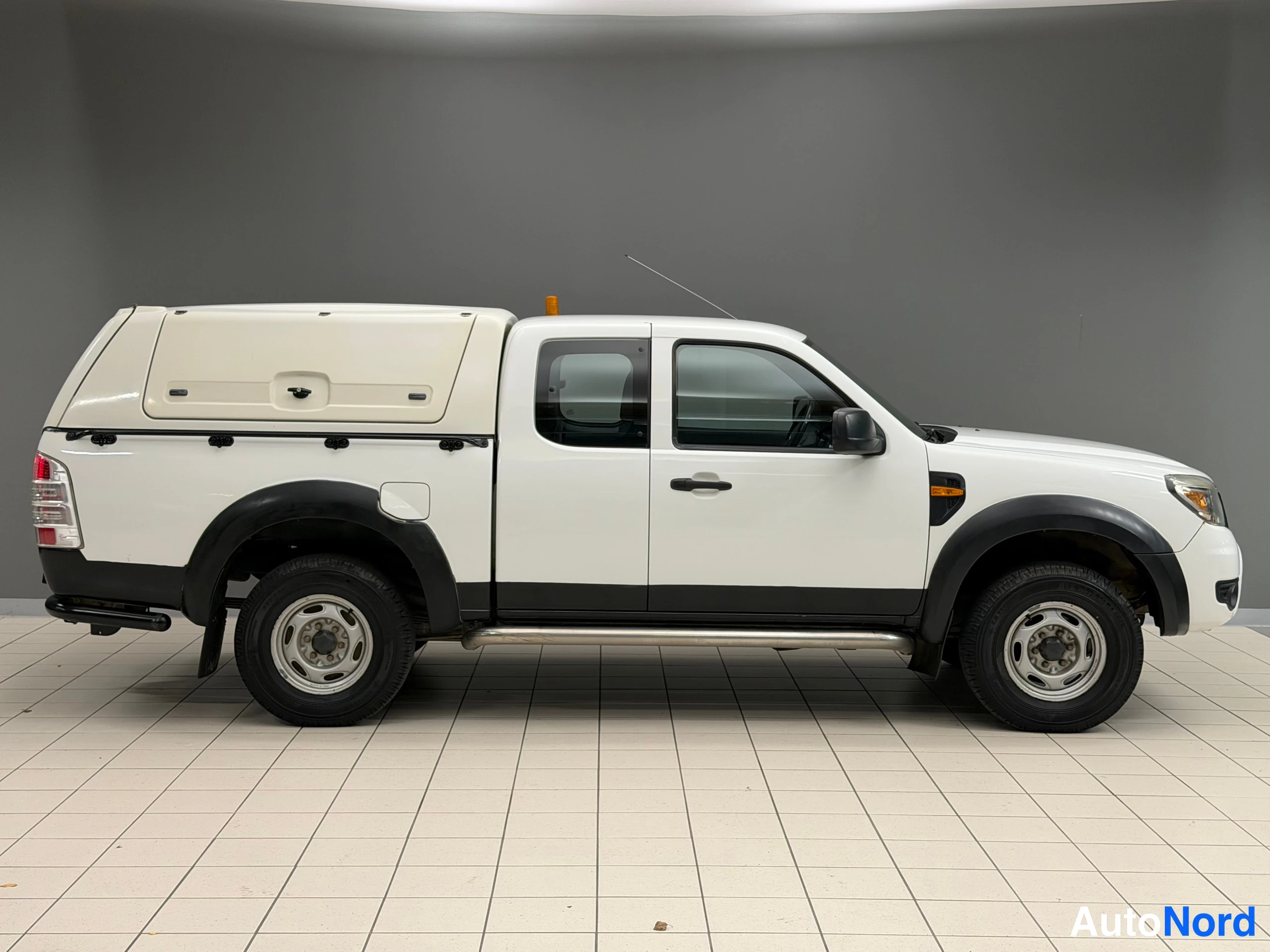 Valkoinen Ford Ranger 2010, etuviisto, keula oikealle, kuva 5