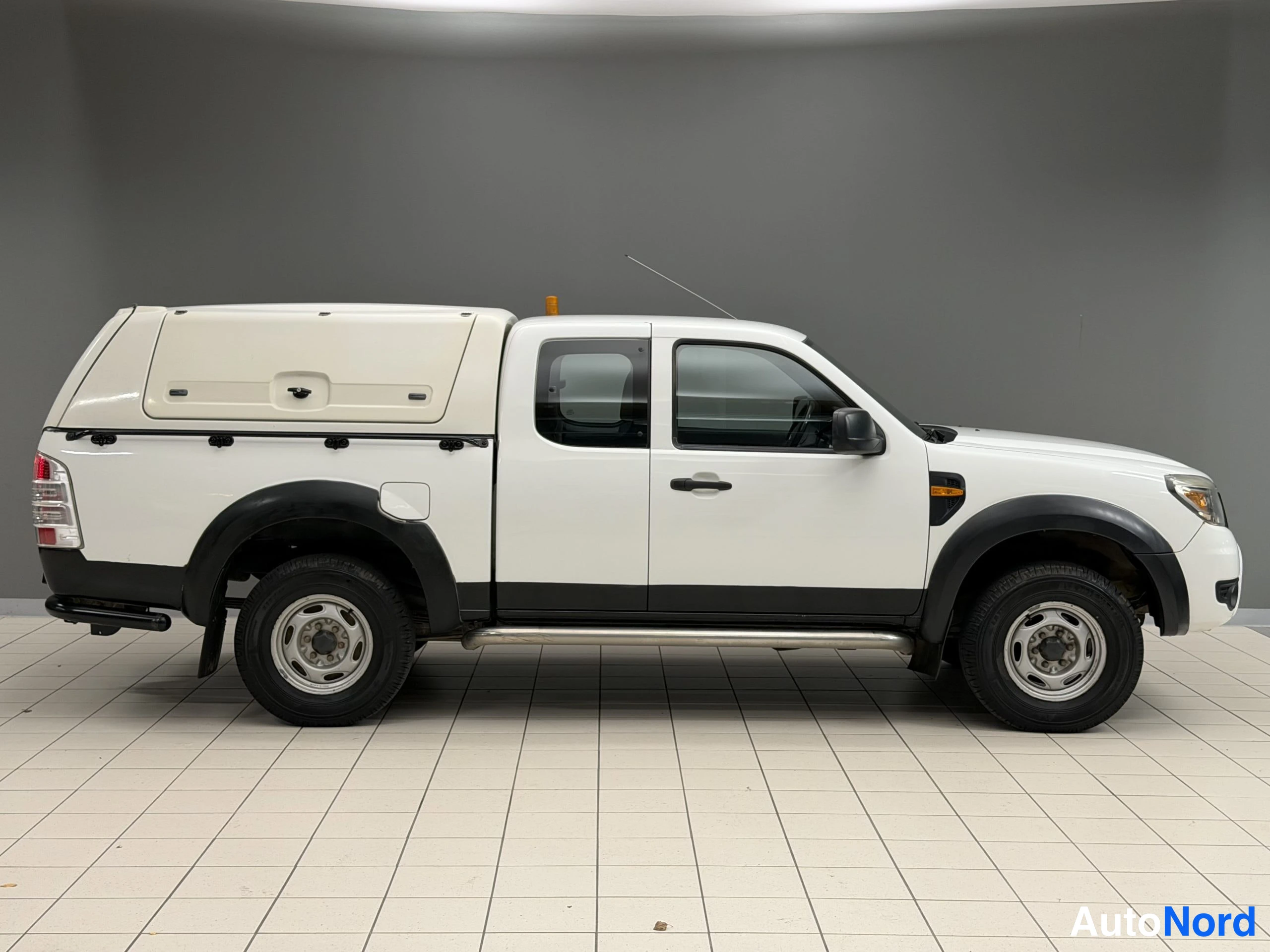 Valkoinen Ford Ranger 2010, etuviisto, keula oikealle, kuva 6