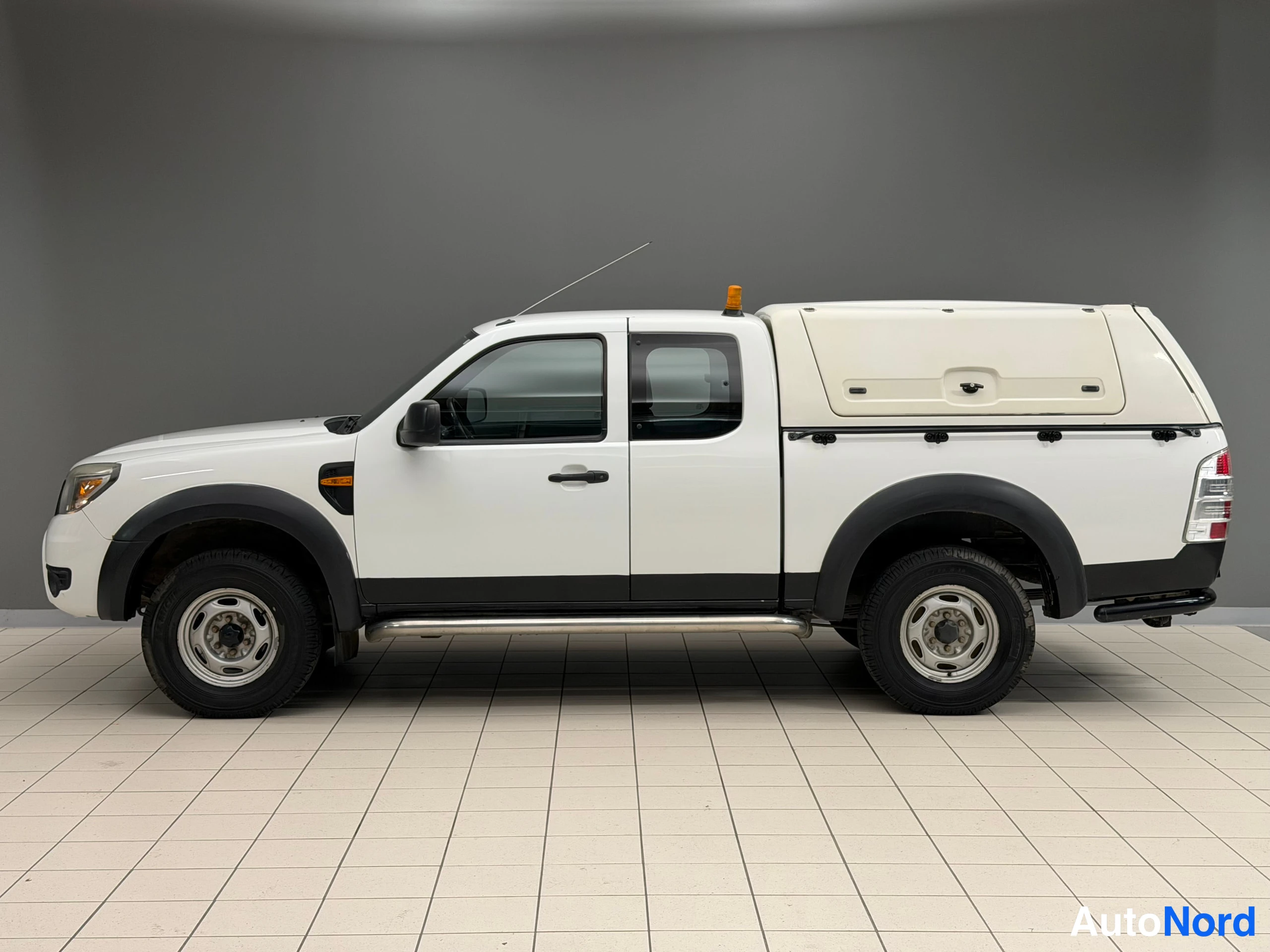 Valkoinen Ford Ranger 2010, etuviisto, keula vasemmalle, kuva 2