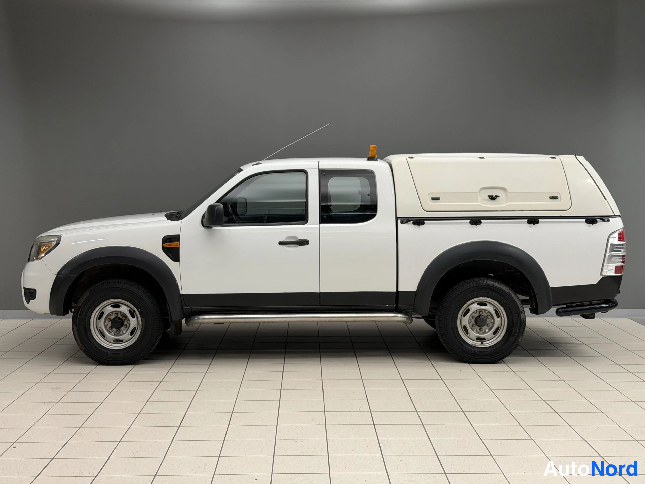 Valkoinen Ford Ranger 2010, etuviisto, keula vasemmalle, kuva 3