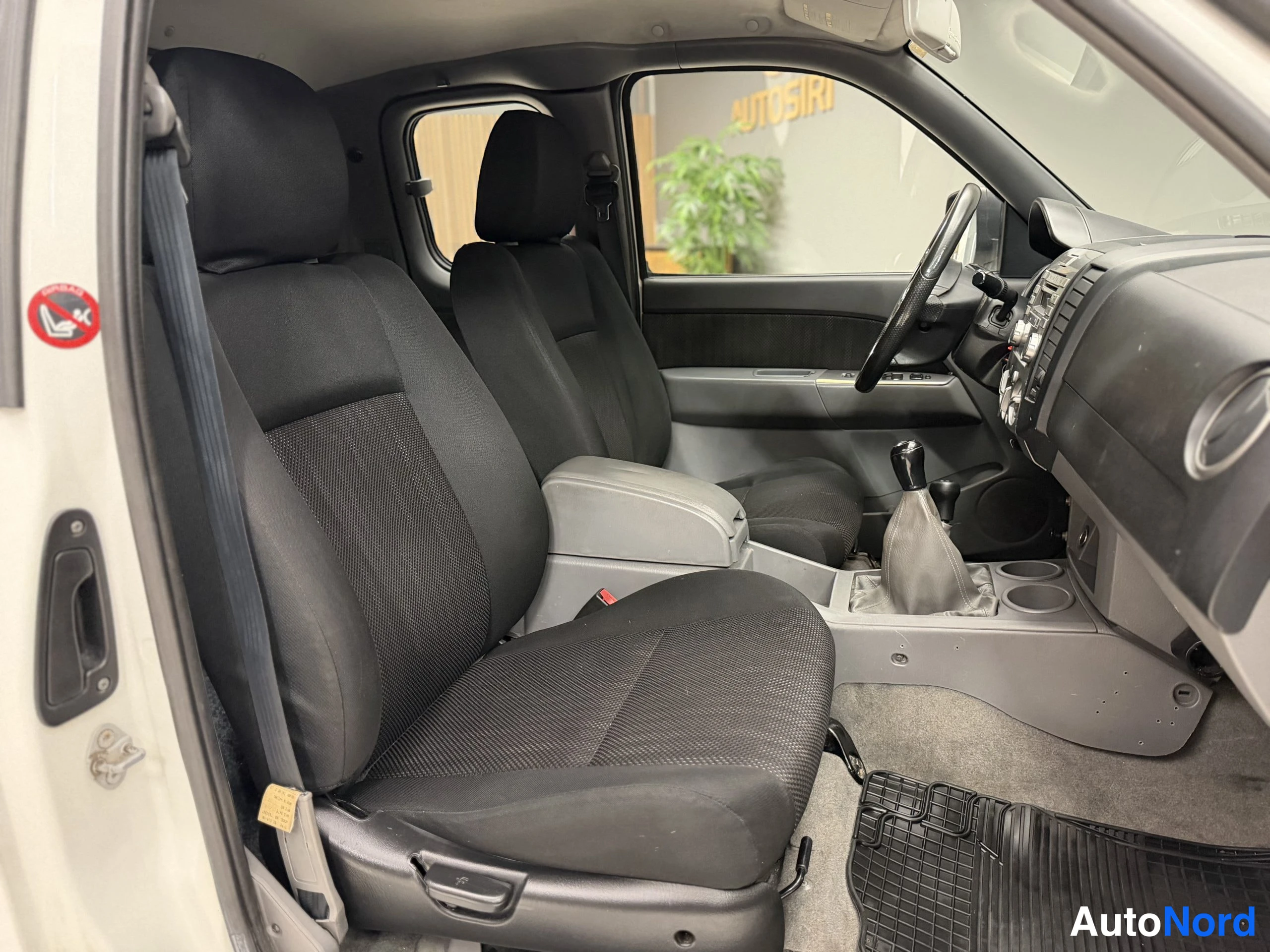 Valkoinen Ford Ranger 2010, etuistuimet, kuva 21