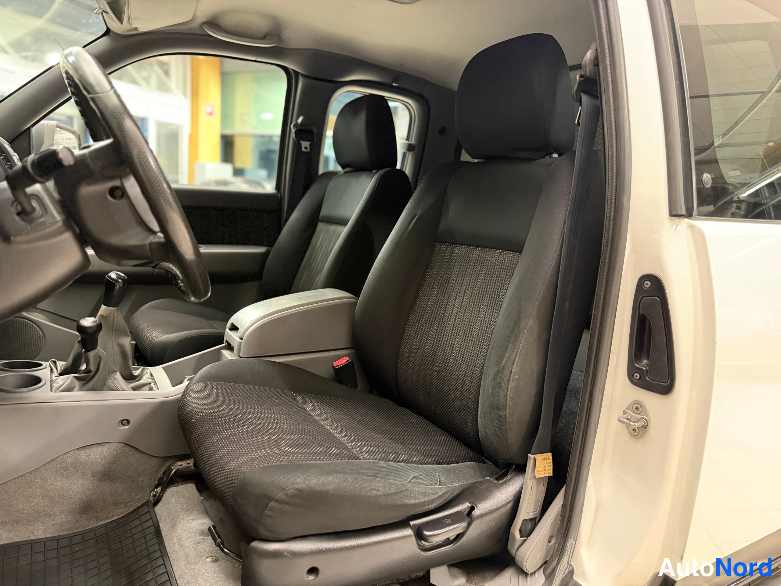 Valkoinen Ford Ranger 2010, etuistuimet, kuva 22