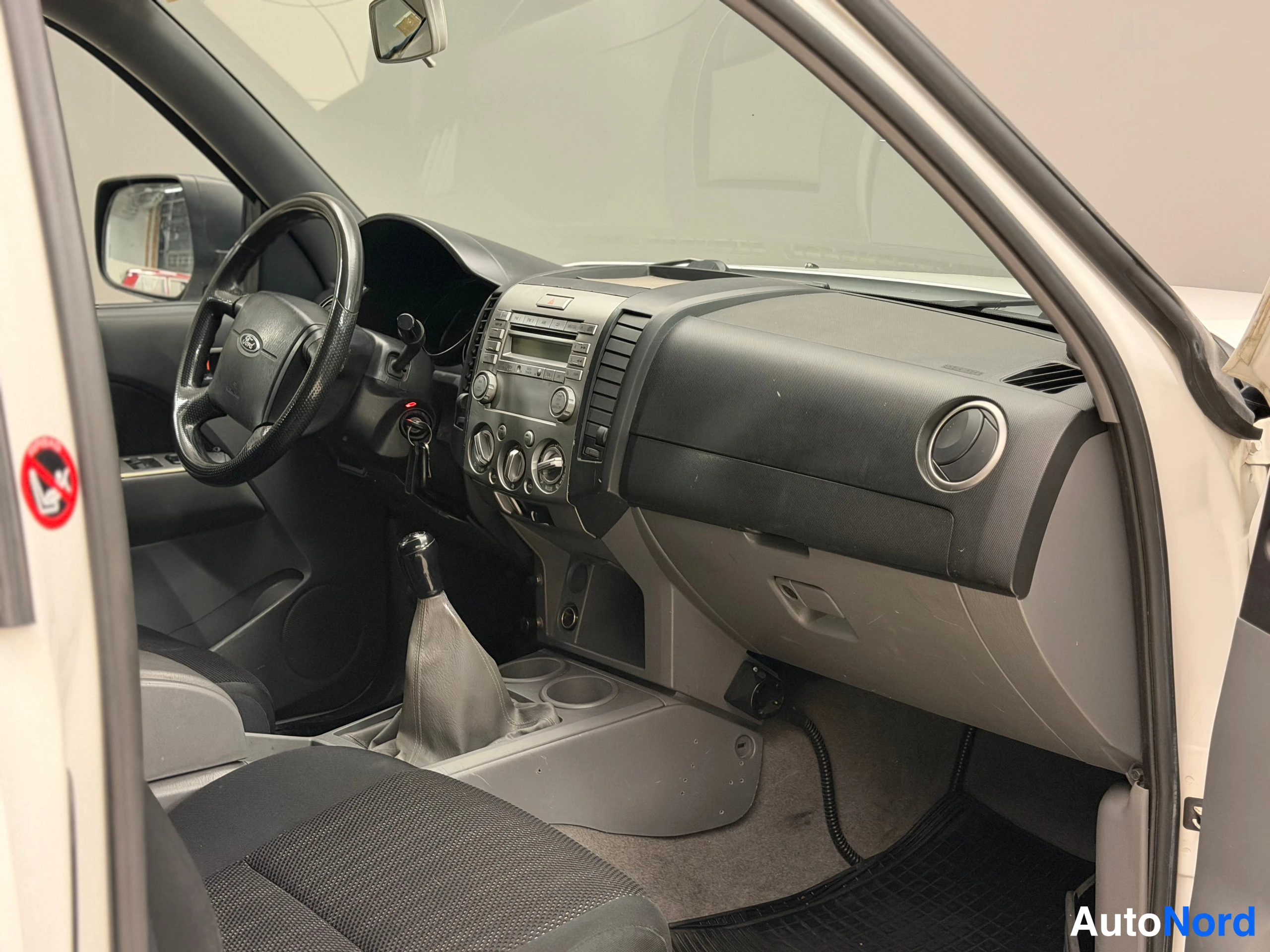 Valkoinen Ford Ranger 2010, ohjaamo, kuva 16