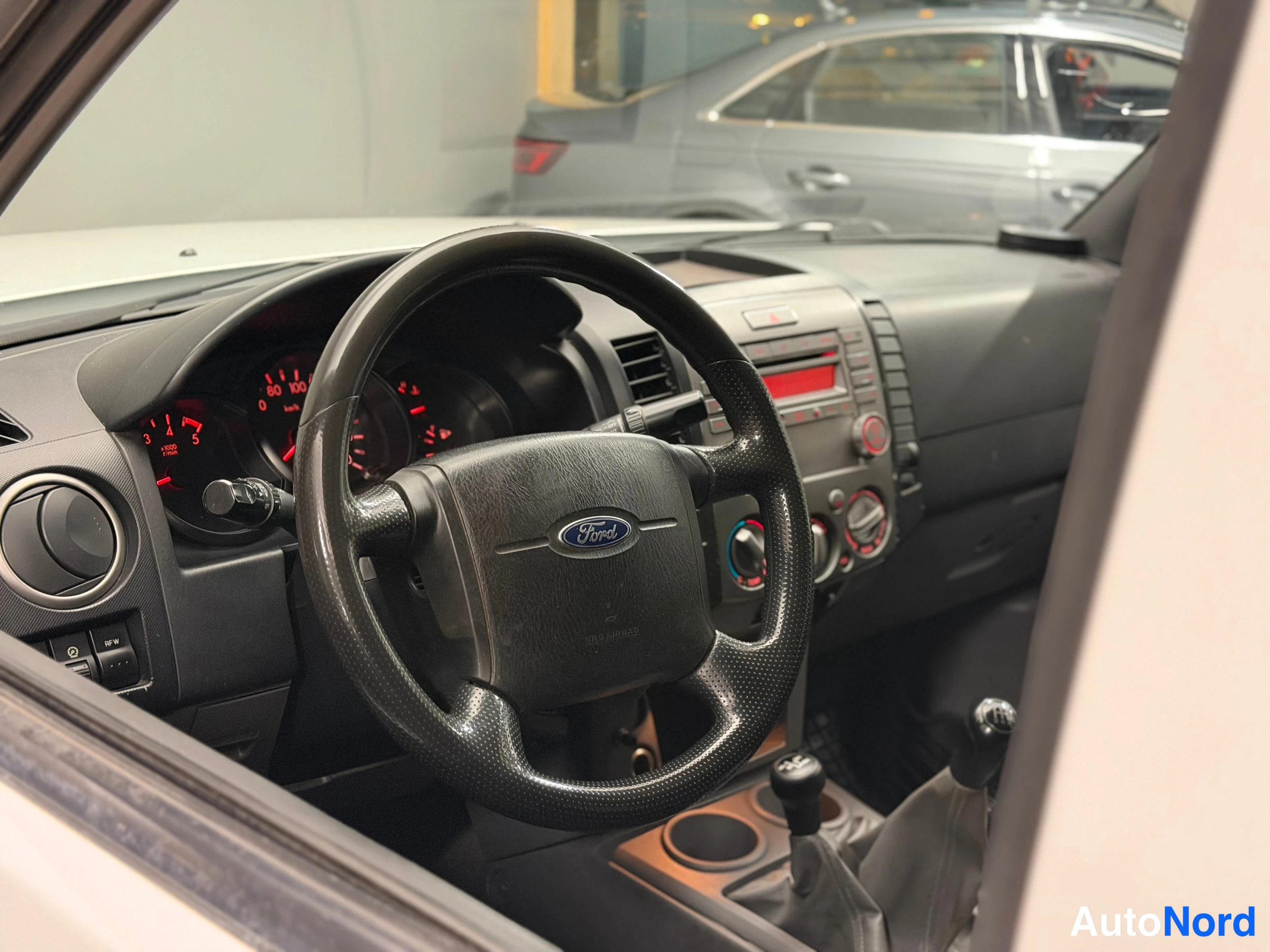 Valkoinen Ford Ranger 2010, ohjaamo, kuva 18