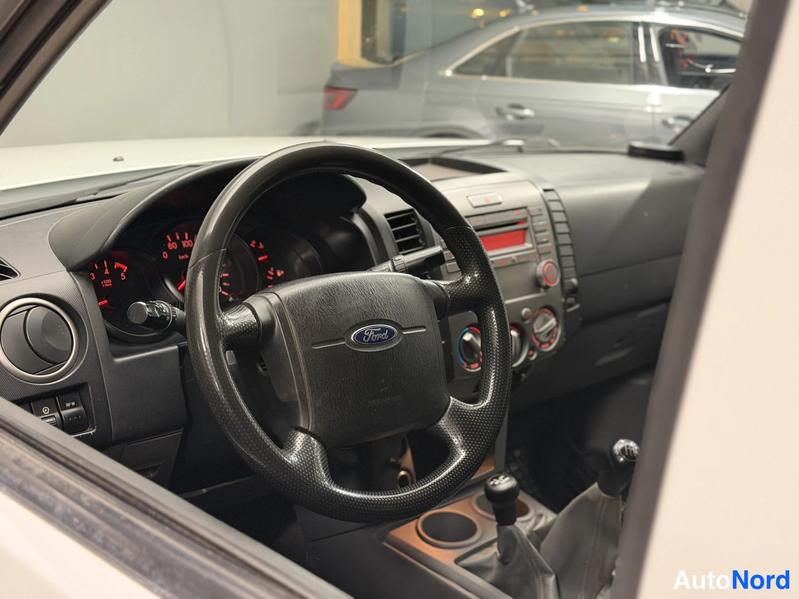 Valkoinen Ford Ranger 2010, ohjaamo, kuva 19