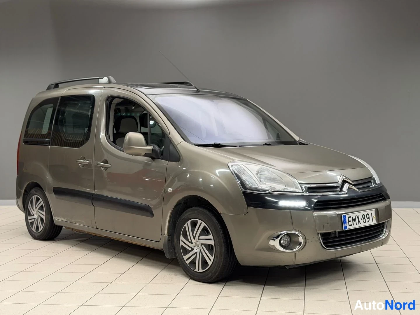 Harmaa Citroen Berlingo 2014, etuviisto, keula oikealle, kuva 3