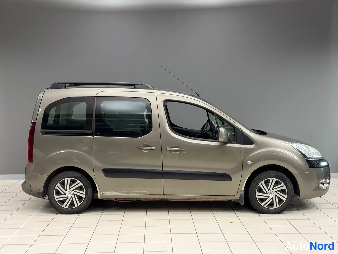 Harmaa Citroen Berlingo 2014, etuviisto, keula oikealle, kuva 4