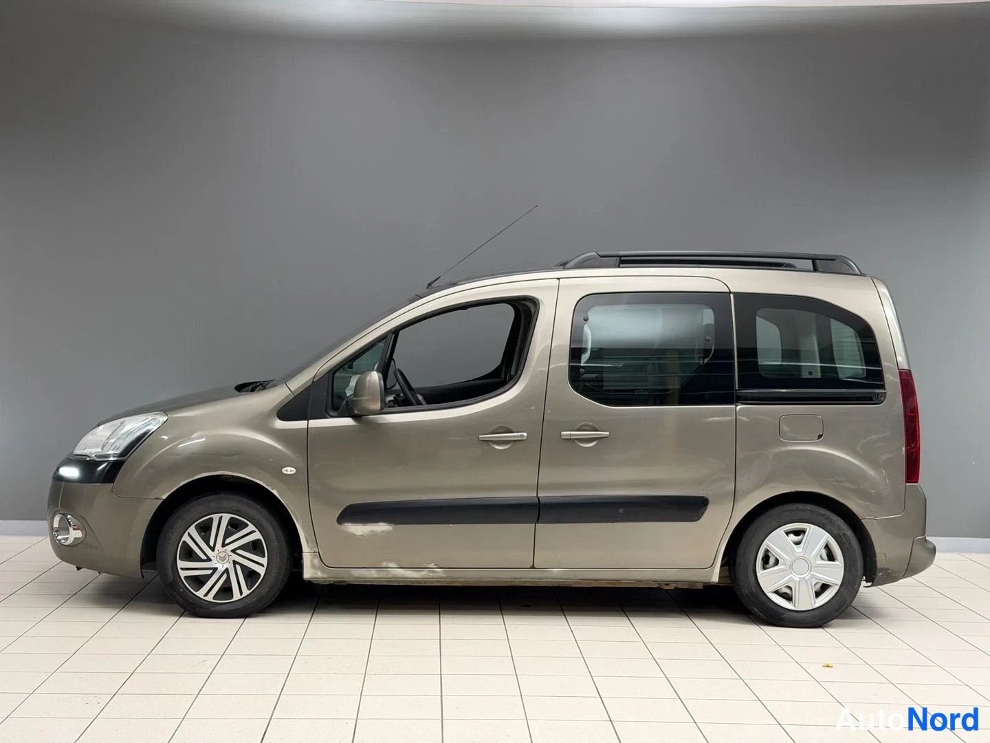Harmaa Citroen Berlingo 2014, etuviisto, keula vasemmalle, kuva 2